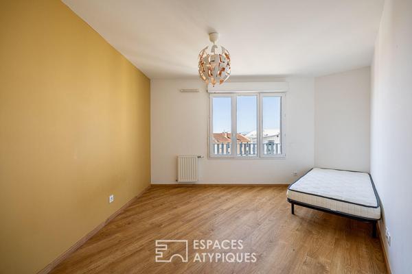 Appartement contemporain avec vue dégagée, balcon et stationnement