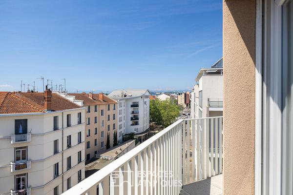 Appartement contemporain avec vue dégagée, balcon et stationnement