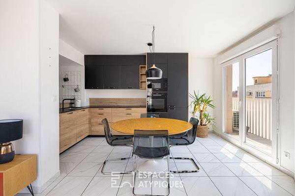 Appartement contemporain avec vue dégagée, balcon et stationnement