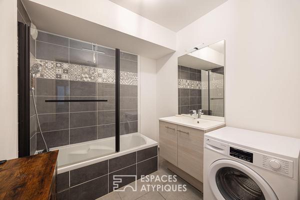 Appartement contemporain avec vue dégagée, balcon et stationnement