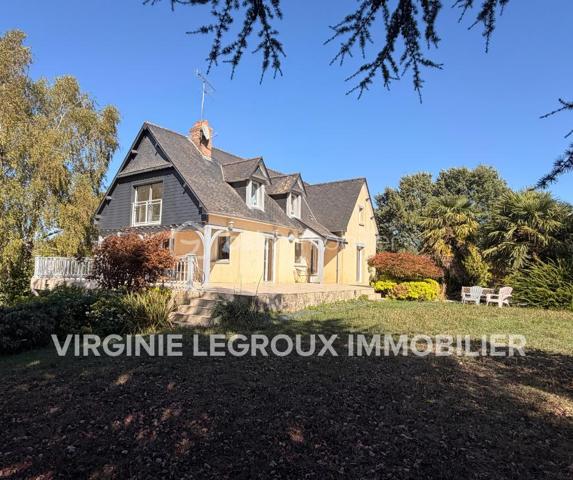 Rare à la vente sur notre secteur, cette propriété spacieuse de 233m2 offre de belles prestations sur une parcelle de plus de 14000m2 située dans la campagne de PORT-BRILLET, au calme et bien sur, sans aucun vis à vis. 
Nous commencerons la visite par  le salon-séjour lumineux de 48m2 et à la cuisine aménagée et équipée de 16m2, ces deux pièces donnant accès direct aux terrasses et au jardin. 
Nous poursuivrons la visite du rez-de-chaussée par un premier wc séparé, une chambre de 13m2 et une salle d'eau en accès pmr de 7m2 environ. 
Ensuite direction l'étage ou là encore les volumes sont tout autant spacieux. Vous découvrirez une chambre de 21m2, une autre de 15m2, une salle de bain de 6m2, un dressing, un wc séparé et une autre chambre de 22m2 avec sa mezzanine privative de 8m2 avec une vue qui surplombe les prairies ! 
Vous pensez que la visite est terminée ? Et bien nous, direction le sous-sol complet qui fait plus de 100m2 et qui cache bien des surprises .... 
En effet, vous decouvrirez une cinquième chambre qui a un accès de plain-pied à une terrasse et à un jardin, mais aussi un 3ème wc séparé, une troisième salle d'eau également et première surprise ... un sauna ! Idéal pour profiter été comme hiver et laisser place à la détente. 
Nous poursuivrons la visite du sous-sol avec la visite d'une cave de 11m2, d'une chaufferie de 4m2 et d'une buanderie de 12m2.... pour terminer par... la decouverte d'un dojo ! Une "petite" salle de sport à domicile de 40m2 avec accès direct au jardin !!! Bien entendu, vous pouvez aisément donner un autre usage à cette pièce si vous le souhaitez comme une suite parentale, un studio ou encore un local professionnel, vous avez le contenant, à vous d'en créer le contenu !
Toutes les menuiseries sont en double vitrage avec volets roulants électriques centralisés. Le mode de chauffage est une pompe à chaleur installée en Février 2025. L'ancienne chaudière gaz a été conservée pour alimentée la cuisinière gaz de la cuisine mais pourra être enlevée. En complément et pour des soirées au coin du feu, un insert bois est présent dans le salon. 
Direction les extérieurs, vous pourrez profiter en toute tranquilité de la parcelle de la maison entièrement close de 2000m2 avec ces terrasses  sans aucun vis à vis et avec vue sur la campagne. Un portail donne accès à plusieurs places de parking enrobées et à la maison et un autre portail, à la belle et rare découverte d'un joli barns composé de 3 boxes, d'une sellerie, d'un local technique et d'une autre pièce.  Le barns donne accès à une parcelle entièrement close de 12000m2 pour vos chevaux ! Alors  conquis par cette belle propriété offrant la possibilité à ses futurs propriétaires de pouvoir profiter de leurs chevaux aux portes de leur maison ? N'hésitez pas, appelez moi pour plus de renseignements et peut-être fixer une visite !
