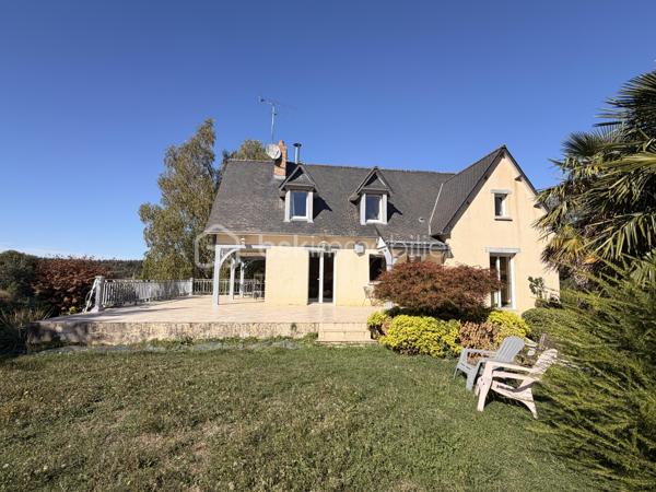 Rare à la vente sur notre secteur, cette propriété spacieuse de 233m2 offre de belles prestations sur une parcelle de plus de 14000m2 située dans la campagne de PORT-BRILLET, au calme et bien sur, sans aucun vis à vis. 
Nous commencerons la visite par  le salon-séjour lumineux de 48m2 et à la cuisine aménagée et équipée de 16m2, ces deux pièces donnant accès direct aux terrasses et au jardin. 
Nous poursuivrons la visite du rez-de-chaussée par un premier wc séparé, une chambre de 13m2 et une salle d'eau en accès pmr de 7m2 environ. 
Ensuite direction l'étage ou là encore les volumes sont tout autant spacieux. Vous découvrirez une chambre de 21m2, une autre de 15m2, une salle de bain de 6m2, un dressing, un wc séparé et une autre chambre de 22m2 avec sa mezzanine privative de 8m2 avec une vue qui surplombe les prairies ! 
Vous pensez que la visite est terminée ? Et bien nous, direction le sous-sol complet qui fait plus de 100m2 et qui cache bien des surprises .... 
En effet, vous decouvrirez une cinquième chambre qui a un accès de plain-pied à une terrasse et à un jardin, mais aussi un 3ème wc séparé, une troisième salle d'eau également et première surprise ... un sauna ! Idéal pour profiter été comme hiver et laisser place à la détente. 
Nous poursuivrons la visite du sous-sol avec la visite d'une cave de 11m2, d'une chaufferie de 4m2 et d'une buanderie de 12m2.... pour terminer par... la decouverte d'un dojo ! Une "petite" salle de sport à domicile de 40m2 avec accès direct au jardin !!! Bien entendu, vous pouvez aisément donner un autre usage à cette pièce si vous le souhaitez comme une suite parentale, un studio ou encore un local professionnel, vous avez le contenant, à vous d'en créer le contenu !
Toutes les menuiseries sont en double vitrage avec volets roulants électriques centralisés. Le mode de chauffage est une pompe à chaleur installée en Février 2025. L'ancienne chaudière gaz a été conservée pour alimentée la cuisinière gaz de la cuisine mais pourra être enlevée. En complément et pour des soirées au coin du feu, un insert bois est présent dans le salon. 
Direction les extérieurs, vous pourrez profiter en toute tranquilité de la parcelle de la maison entièrement close de 2000m2 avec ces terrasses  sans aucun vis à vis et avec vue sur la campagne. Un portail donne accès à plusieurs places de parking enrobées et à la maison et un autre portail, à la belle et rare découverte d'un joli barns composé de 3 boxes, d'une sellerie, d'un local technique et d'une autre pièce.  Le barns donne accès à une parcelle entièrement close de 12000m2 pour vos chevaux ! Alors  conquis par cette belle propriété offrant la possibilité à ses futurs propriétaires de pouvoir profiter de leurs chevaux aux portes de leur maison ? N'hésitez pas, appelez moi pour plus de renseignements et peut-être fixer une visite !