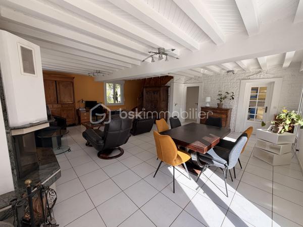 Rare à la vente sur notre secteur, cette propriété spacieuse de 233m2 offre de belles prestations sur une parcelle de plus de 14000m2 située dans la campagne de PORT-BRILLET, au calme et bien sur, sans aucun vis à vis. 
Nous commencerons la visite par  le salon-séjour lumineux de 48m2 et à la cuisine aménagée et équipée de 16m2, ces deux pièces donnant accès direct aux terrasses et au jardin. 
Nous poursuivrons la visite du rez-de-chaussée par un premier wc séparé, une chambre de 13m2 et une salle d'eau en accès pmr de 7m2 environ. 
Ensuite direction l'étage ou là encore les volumes sont tout autant spacieux. Vous découvrirez une chambre de 21m2, une autre de 15m2, une salle de bain de 6m2, un dressing, un wc séparé et une autre chambre de 22m2 avec sa mezzanine privative de 8m2 avec une vue qui surplombe les prairies ! 
Vous pensez que la visite est terminée ? Et bien nous, direction le sous-sol complet qui fait plus de 100m2 et qui cache bien des surprises .... 
En effet, vous decouvrirez une cinquième chambre qui a un accès de plain-pied à une terrasse et à un jardin, mais aussi un 3ème wc séparé, une troisième salle d'eau également et première surprise ... un sauna ! Idéal pour profiter été comme hiver et laisser place à la détente. 
Nous poursuivrons la visite du sous-sol avec la visite d'une cave de 11m2, d'une chaufferie de 4m2 et d'une buanderie de 12m2.... pour terminer par... la decouverte d'un dojo ! Une "petite" salle de sport à domicile de 40m2 avec accès direct au jardin !!! Bien entendu, vous pouvez aisément donner un autre usage à cette pièce si vous le souhaitez comme une suite parentale, un studio ou encore un local professionnel, vous avez le contenant, à vous d'en créer le contenu !
Toutes les menuiseries sont en double vitrage avec volets roulants électriques centralisés. Le mode de chauffage est une pompe à chaleur installée en Février 2025. L'ancienne chaudière gaz a été conservée pour alimentée la cuisinière gaz de la cuisine mais pourra être enlevée. En complément et pour des soirées au coin du feu, un insert bois est présent dans le salon. 
Direction les extérieurs, vous pourrez profiter en toute tranquilité de la parcelle de la maison entièrement close de 2000m2 avec ces terrasses  sans aucun vis à vis et avec vue sur la campagne. Un portail donne accès à plusieurs places de parking enrobées et à la maison et un autre portail, à la belle et rare découverte d'un joli barns composé de 3 boxes, d'une sellerie, d'un local technique et d'une autre pièce.  Le barns donne accès à une parcelle entièrement close de 12000m2 pour vos chevaux ! Alors  conquis par cette belle propriété offrant la possibilité à ses futurs propriétaires de pouvoir profiter de leurs chevaux aux portes de leur maison ? N'hésitez pas, appelez moi pour plus de renseignements et peut-être fixer une visite !