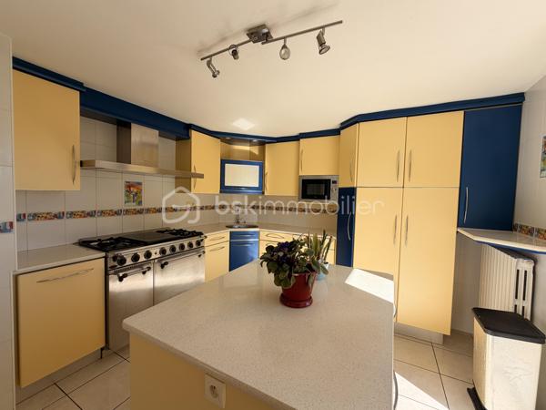 Rare à la vente sur notre secteur, cette propriété spacieuse de 233m2 offre de belles prestations sur une parcelle de plus de 14000m2 située dans la campagne de PORT-BRILLET, au calme et bien sur, sans aucun vis à vis. 
Nous commencerons la visite par  le salon-séjour lumineux de 48m2 et à la cuisine aménagée et équipée de 16m2, ces deux pièces donnant accès direct aux terrasses et au jardin. 
Nous poursuivrons la visite du rez-de-chaussée par un premier wc séparé, une chambre de 13m2 et une salle d'eau en accès pmr de 7m2 environ. 
Ensuite direction l'étage ou là encore les volumes sont tout autant spacieux. Vous découvrirez une chambre de 21m2, une autre de 15m2, une salle de bain de 6m2, un dressing, un wc séparé et une autre chambre de 22m2 avec sa mezzanine privative de 8m2 avec une vue qui surplombe les prairies ! 
Vous pensez que la visite est terminée ? Et bien nous, direction le sous-sol complet qui fait plus de 100m2 et qui cache bien des surprises .... 
En effet, vous decouvrirez une cinquième chambre qui a un accès de plain-pied à une terrasse et à un jardin, mais aussi un 3ème wc séparé, une troisième salle d'eau également et première surprise ... un sauna ! Idéal pour profiter été comme hiver et laisser place à la détente. 
Nous poursuivrons la visite du sous-sol avec la visite d'une cave de 11m2, d'une chaufferie de 4m2 et d'une buanderie de 12m2.... pour terminer par... la decouverte d'un dojo ! Une "petite" salle de sport à domicile de 40m2 avec accès direct au jardin !!! Bien entendu, vous pouvez aisément donner un autre usage à cette pièce si vous le souhaitez comme une suite parentale, un studio ou encore un local professionnel, vous avez le contenant, à vous d'en créer le contenu !
Toutes les menuiseries sont en double vitrage avec volets roulants électriques centralisés. Le mode de chauffage est une pompe à chaleur installée en Février 2025. L'ancienne chaudière gaz a été conservée pour alimentée la cuisinière gaz de la cuisine mais pourra être enlevée. En complément et pour des soirées au coin du feu, un insert bois est présent dans le salon. 
Direction les extérieurs, vous pourrez profiter en toute tranquilité de la parcelle de la maison entièrement close de 2000m2 avec ces terrasses  sans aucun vis à vis et avec vue sur la campagne. Un portail donne accès à plusieurs places de parking enrobées et à la maison et un autre portail, à la belle et rare découverte d'un joli barns composé de 3 boxes, d'une sellerie, d'un local technique et d'une autre pièce.  Le barns donne accès à une parcelle entièrement close de 12000m2 pour vos chevaux ! Alors  conquis par cette belle propriété offrant la possibilité à ses futurs propriétaires de pouvoir profiter de leurs chevaux aux portes de leur maison ? N'hésitez pas, appelez moi pour plus de renseignements et peut-être fixer une visite !