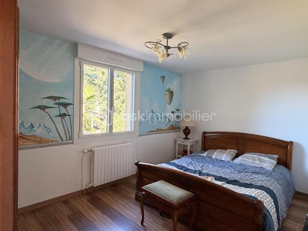 Rare à la vente sur notre secteur, cette propriété spacieuse de 233m2 offre de belles prestations sur une parcelle de plus de 14000m2 située dans la campagne de PORT-BRILLET, au calme et bien sur, sans aucun vis à vis. 
Nous commencerons la visite par  le salon-séjour lumineux de 48m2 et à la cuisine aménagée et équipée de 16m2, ces deux pièces donnant accès direct aux terrasses et au jardin. 
Nous poursuivrons la visite du rez-de-chaussée par un premier wc séparé, une chambre de 13m2 et une salle d'eau en accès pmr de 7m2 environ. 
Ensuite direction l'étage ou là encore les volumes sont tout autant spacieux. Vous découvrirez une chambre de 21m2, une autre de 15m2, une salle de bain de 6m2, un dressing, un wc séparé et une autre chambre de 22m2 avec sa mezzanine privative de 8m2 avec une vue qui surplombe les prairies ! 
Vous pensez que la visite est terminée ? Et bien nous, direction le sous-sol complet qui fait plus de 100m2 et qui cache bien des surprises .... 
En effet, vous decouvrirez une cinquième chambre qui a un accès de plain-pied à une terrasse et à un jardin, mais aussi un 3ème wc séparé, une troisième salle d'eau également et première surprise ... un sauna ! Idéal pour profiter été comme hiver et laisser place à la détente. 
Nous poursuivrons la visite du sous-sol avec la visite d'une cave de 11m2, d'une chaufferie de 4m2 et d'une buanderie de 12m2.... pour terminer par... la decouverte d'un dojo ! Une "petite" salle de sport à domicile de 40m2 avec accès direct au jardin !!! Bien entendu, vous pouvez aisément donner un autre usage à cette pièce si vous le souhaitez comme une suite parentale, un studio ou encore un local professionnel, vous avez le contenant, à vous d'en créer le contenu !
Toutes les menuiseries sont en double vitrage avec volets roulants électriques centralisés. Le mode de chauffage est une pompe à chaleur installée en Février 2025. L'ancienne chaudière gaz a été conservée pour alimentée la cuisinière gaz de la cuisine mais pourra être enlevée. En complément et pour des soirées au coin du feu, un insert bois est présent dans le salon. 
Direction les extérieurs, vous pourrez profiter en toute tranquilité de la parcelle de la maison entièrement close de 2000m2 avec ces terrasses  sans aucun vis à vis et avec vue sur la campagne. Un portail donne accès à plusieurs places de parking enrobées et à la maison et un autre portail, à la belle et rare découverte d'un joli barns composé de 3 boxes, d'une sellerie, d'un local technique et d'une autre pièce.  Le barns donne accès à une parcelle entièrement close de 12000m2 pour vos chevaux ! Alors  conquis par cette belle propriété offrant la possibilité à ses futurs propriétaires de pouvoir profiter de leurs chevaux aux portes de leur maison ? N'hésitez pas, appelez moi pour plus de renseignements et peut-être fixer une visite !