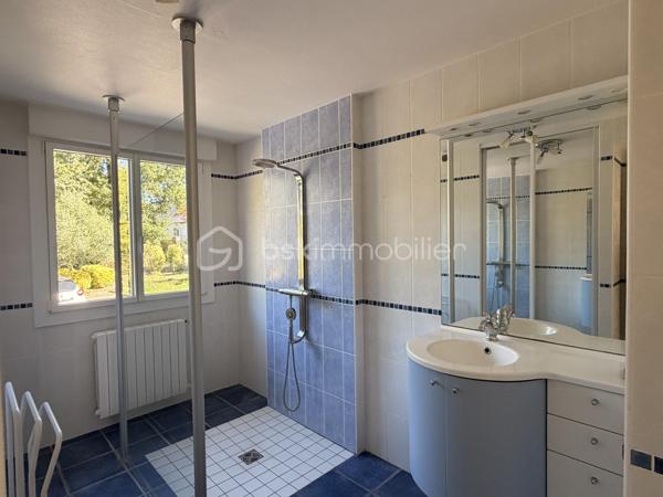 Rare à la vente sur notre secteur, cette propriété spacieuse de 233m2 offre de belles prestations sur une parcelle de plus de 14000m2 située dans la campagne de PORT-BRILLET, au calme et bien sur, sans aucun vis à vis. 
Nous commencerons la visite par  le salon-séjour lumineux de 48m2 et à la cuisine aménagée et équipée de 16m2, ces deux pièces donnant accès direct aux terrasses et au jardin. 
Nous poursuivrons la visite du rez-de-chaussée par un premier wc séparé, une chambre de 13m2 et une salle d'eau en accès pmr de 7m2 environ. 
Ensuite direction l'étage ou là encore les volumes sont tout autant spacieux. Vous découvrirez une chambre de 21m2, une autre de 15m2, une salle de bain de 6m2, un dressing, un wc séparé et une autre chambre de 22m2 avec sa mezzanine privative de 8m2 avec une vue qui surplombe les prairies ! 
Vous pensez que la visite est terminée ? Et bien nous, direction le sous-sol complet qui fait plus de 100m2 et qui cache bien des surprises .... 
En effet, vous decouvrirez une cinquième chambre qui a un accès de plain-pied à une terrasse et à un jardin, mais aussi un 3ème wc séparé, une troisième salle d'eau également et première surprise ... un sauna ! Idéal pour profiter été comme hiver et laisser place à la détente. 
Nous poursuivrons la visite du sous-sol avec la visite d'une cave de 11m2, d'une chaufferie de 4m2 et d'une buanderie de 12m2.... pour terminer par... la decouverte d'un dojo ! Une "petite" salle de sport à domicile de 40m2 avec accès direct au jardin !!! Bien entendu, vous pouvez aisément donner un autre usage à cette pièce si vous le souhaitez comme une suite parentale, un studio ou encore un local professionnel, vous avez le contenant, à vous d'en créer le contenu !
Toutes les menuiseries sont en double vitrage avec volets roulants électriques centralisés. Le mode de chauffage est une pompe à chaleur installée en Février 2025. L'ancienne chaudière gaz a été conservée pour alimentée la cuisinière gaz de la cuisine mais pourra être enlevée. En complément et pour des soirées au coin du feu, un insert bois est présent dans le salon. 
Direction les extérieurs, vous pourrez profiter en toute tranquilité de la parcelle de la maison entièrement close de 2000m2 avec ces terrasses  sans aucun vis à vis et avec vue sur la campagne. Un portail donne accès à plusieurs places de parking enrobées et à la maison et un autre portail, à la belle et rare découverte d'un joli barns composé de 3 boxes, d'une sellerie, d'un local technique et d'une autre pièce.  Le barns donne accès à une parcelle entièrement close de 12000m2 pour vos chevaux ! Alors  conquis par cette belle propriété offrant la possibilité à ses futurs propriétaires de pouvoir profiter de leurs chevaux aux portes de leur maison ? N'hésitez pas, appelez moi pour plus de renseignements et peut-être fixer une visite !