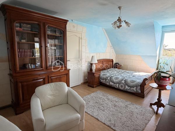 Rare à la vente sur notre secteur, cette propriété spacieuse de 233m2 offre de belles prestations sur une parcelle de plus de 14000m2 située dans la campagne de PORT-BRILLET, au calme et bien sur, sans aucun vis à vis. 
Nous commencerons la visite par  le salon-séjour lumineux de 48m2 et à la cuisine aménagée et équipée de 16m2, ces deux pièces donnant accès direct aux terrasses et au jardin. 
Nous poursuivrons la visite du rez-de-chaussée par un premier wc séparé, une chambre de 13m2 et une salle d'eau en accès pmr de 7m2 environ. 
Ensuite direction l'étage ou là encore les volumes sont tout autant spacieux. Vous découvrirez une chambre de 21m2, une autre de 15m2, une salle de bain de 6m2, un dressing, un wc séparé et une autre chambre de 22m2 avec sa mezzanine privative de 8m2 avec une vue qui surplombe les prairies ! 
Vous pensez que la visite est terminée ? Et bien nous, direction le sous-sol complet qui fait plus de 100m2 et qui cache bien des surprises .... 
En effet, vous decouvrirez une cinquième chambre qui a un accès de plain-pied à une terrasse et à un jardin, mais aussi un 3ème wc séparé, une troisième salle d'eau également et première surprise ... un sauna ! Idéal pour profiter été comme hiver et laisser place à la détente. 
Nous poursuivrons la visite du sous-sol avec la visite d'une cave de 11m2, d'une chaufferie de 4m2 et d'une buanderie de 12m2.... pour terminer par... la decouverte d'un dojo ! Une "petite" salle de sport à domicile de 40m2 avec accès direct au jardin !!! Bien entendu, vous pouvez aisément donner un autre usage à cette pièce si vous le souhaitez comme une suite parentale, un studio ou encore un local professionnel, vous avez le contenant, à vous d'en créer le contenu !
Toutes les menuiseries sont en double vitrage avec volets roulants électriques centralisés. Le mode de chauffage est une pompe à chaleur installée en Février 2025. L'ancienne chaudière gaz a été conservée pour alimentée la cuisinière gaz de la cuisine mais pourra être enlevée. En complément et pour des soirées au coin du feu, un insert bois est présent dans le salon. 
Direction les extérieurs, vous pourrez profiter en toute tranquilité de la parcelle de la maison entièrement close de 2000m2 avec ces terrasses  sans aucun vis à vis et avec vue sur la campagne. Un portail donne accès à plusieurs places de parking enrobées et à la maison et un autre portail, à la belle et rare découverte d'un joli barns composé de 3 boxes, d'une sellerie, d'un local technique et d'une autre pièce.  Le barns donne accès à une parcelle entièrement close de 12000m2 pour vos chevaux ! Alors  conquis par cette belle propriété offrant la possibilité à ses futurs propriétaires de pouvoir profiter de leurs chevaux aux portes de leur maison ? N'hésitez pas, appelez moi pour plus de renseignements et peut-être fixer une visite !