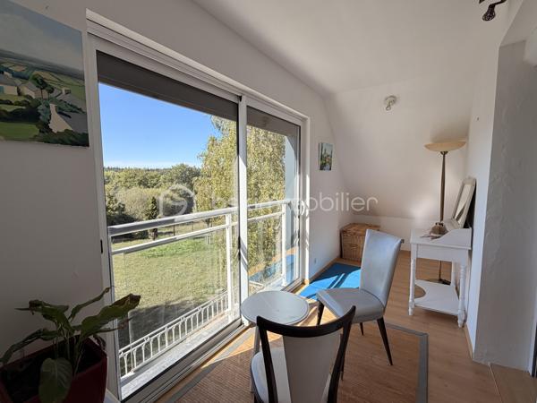 Rare à la vente sur notre secteur, cette propriété spacieuse de 233m2 offre de belles prestations sur une parcelle de plus de 14000m2 située dans la campagne de PORT-BRILLET, au calme et bien sur, sans aucun vis à vis. 
Nous commencerons la visite par  le salon-séjour lumineux de 48m2 et à la cuisine aménagée et équipée de 16m2, ces deux pièces donnant accès direct aux terrasses et au jardin. 
Nous poursuivrons la visite du rez-de-chaussée par un premier wc séparé, une chambre de 13m2 et une salle d'eau en accès pmr de 7m2 environ. 
Ensuite direction l'étage ou là encore les volumes sont tout autant spacieux. Vous découvrirez une chambre de 21m2, une autre de 15m2, une salle de bain de 6m2, un dressing, un wc séparé et une autre chambre de 22m2 avec sa mezzanine privative de 8m2 avec une vue qui surplombe les prairies ! 
Vous pensez que la visite est terminée ? Et bien nous, direction le sous-sol complet qui fait plus de 100m2 et qui cache bien des surprises .... 
En effet, vous decouvrirez une cinquième chambre qui a un accès de plain-pied à une terrasse et à un jardin, mais aussi un 3ème wc séparé, une troisième salle d'eau également et première surprise ... un sauna ! Idéal pour profiter été comme hiver et laisser place à la détente. 
Nous poursuivrons la visite du sous-sol avec la visite d'une cave de 11m2, d'une chaufferie de 4m2 et d'une buanderie de 12m2.... pour terminer par... la decouverte d'un dojo ! Une "petite" salle de sport à domicile de 40m2 avec accès direct au jardin !!! Bien entendu, vous pouvez aisément donner un autre usage à cette pièce si vous le souhaitez comme une suite parentale, un studio ou encore un local professionnel, vous avez le contenant, à vous d'en créer le contenu !
Toutes les menuiseries sont en double vitrage avec volets roulants électriques centralisés. Le mode de chauffage est une pompe à chaleur installée en Février 2025. L'ancienne chaudière gaz a été conservée pour alimentée la cuisinière gaz de la cuisine mais pourra être enlevée. En complément et pour des soirées au coin du feu, un insert bois est présent dans le salon. 
Direction les extérieurs, vous pourrez profiter en toute tranquilité de la parcelle de la maison entièrement close de 2000m2 avec ces terrasses  sans aucun vis à vis et avec vue sur la campagne. Un portail donne accès à plusieurs places de parking enrobées et à la maison et un autre portail, à la belle et rare découverte d'un joli barns composé de 3 boxes, d'une sellerie, d'un local technique et d'une autre pièce.  Le barns donne accès à une parcelle entièrement close de 12000m2 pour vos chevaux ! Alors  conquis par cette belle propriété offrant la possibilité à ses futurs propriétaires de pouvoir profiter de leurs chevaux aux portes de leur maison ? N'hésitez pas, appelez moi pour plus de renseignements et peut-être fixer une visite !
