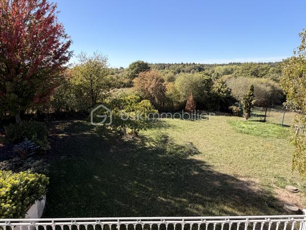 Rare à la vente sur notre secteur, cette propriété spacieuse de 233m2 offre de belles prestations sur une parcelle de plus de 14000m2 située dans la campagne de PORT-BRILLET, au calme et bien sur, sans aucun vis à vis. 
Nous commencerons la visite par  le salon-séjour lumineux de 48m2 et à la cuisine aménagée et équipée de 16m2, ces deux pièces donnant accès direct aux terrasses et au jardin. 
Nous poursuivrons la visite du rez-de-chaussée par un premier wc séparé, une chambre de 13m2 et une salle d'eau en accès pmr de 7m2 environ. 
Ensuite direction l'étage ou là encore les volumes sont tout autant spacieux. Vous découvrirez une chambre de 21m2, une autre de 15m2, une salle de bain de 6m2, un dressing, un wc séparé et une autre chambre de 22m2 avec sa mezzanine privative de 8m2 avec une vue qui surplombe les prairies ! 
Vous pensez que la visite est terminée ? Et bien nous, direction le sous-sol complet qui fait plus de 100m2 et qui cache bien des surprises .... 
En effet, vous decouvrirez une cinquième chambre qui a un accès de plain-pied à une terrasse et à un jardin, mais aussi un 3ème wc séparé, une troisième salle d'eau également et première surprise ... un sauna ! Idéal pour profiter été comme hiver et laisser place à la détente. 
Nous poursuivrons la visite du sous-sol avec la visite d'une cave de 11m2, d'une chaufferie de 4m2 et d'une buanderie de 12m2.... pour terminer par... la decouverte d'un dojo ! Une "petite" salle de sport à domicile de 40m2 avec accès direct au jardin !!! Bien entendu, vous pouvez aisément donner un autre usage à cette pièce si vous le souhaitez comme une suite parentale, un studio ou encore un local professionnel, vous avez le contenant, à vous d'en créer le contenu !
Toutes les menuiseries sont en double vitrage avec volets roulants électriques centralisés. Le mode de chauffage est une pompe à chaleur installée en Février 2025. L'ancienne chaudière gaz a été conservée pour alimentée la cuisinière gaz de la cuisine mais pourra être enlevée. En complément et pour des soirées au coin du feu, un insert bois est présent dans le salon. 
Direction les extérieurs, vous pourrez profiter en toute tranquilité de la parcelle de la maison entièrement close de 2000m2 avec ces terrasses  sans aucun vis à vis et avec vue sur la campagne. Un portail donne accès à plusieurs places de parking enrobées et à la maison et un autre portail, à la belle et rare découverte d'un joli barns composé de 3 boxes, d'une sellerie, d'un local technique et d'une autre pièce.  Le barns donne accès à une parcelle entièrement close de 12000m2 pour vos chevaux ! Alors  conquis par cette belle propriété offrant la possibilité à ses futurs propriétaires de pouvoir profiter de leurs chevaux aux portes de leur maison ? N'hésitez pas, appelez moi pour plus de renseignements et peut-être fixer une visite !