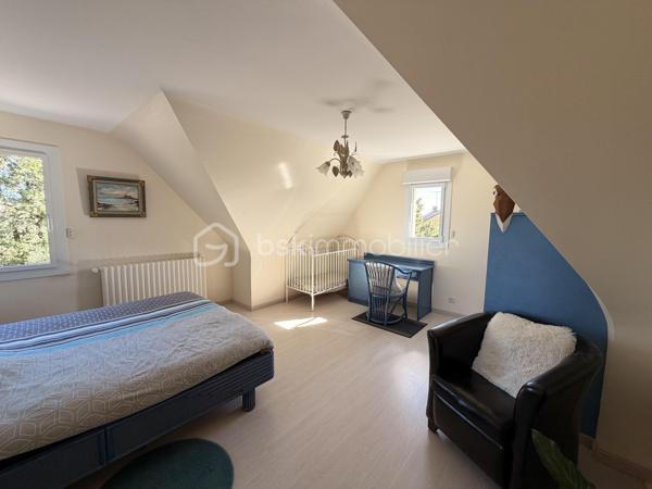 Rare à la vente sur notre secteur, cette propriété spacieuse de 233m2 offre de belles prestations sur une parcelle de plus de 14000m2 située dans la campagne de PORT-BRILLET, au calme et bien sur, sans aucun vis à vis. 
Nous commencerons la visite par  le salon-séjour lumineux de 48m2 et à la cuisine aménagée et équipée de 16m2, ces deux pièces donnant accès direct aux terrasses et au jardin. 
Nous poursuivrons la visite du rez-de-chaussée par un premier wc séparé, une chambre de 13m2 et une salle d'eau en accès pmr de 7m2 environ. 
Ensuite direction l'étage ou là encore les volumes sont tout autant spacieux. Vous découvrirez une chambre de 21m2, une autre de 15m2, une salle de bain de 6m2, un dressing, un wc séparé et une autre chambre de 22m2 avec sa mezzanine privative de 8m2 avec une vue qui surplombe les prairies ! 
Vous pensez que la visite est terminée ? Et bien nous, direction le sous-sol complet qui fait plus de 100m2 et qui cache bien des surprises .... 
En effet, vous decouvrirez une cinquième chambre qui a un accès de plain-pied à une terrasse et à un jardin, mais aussi un 3ème wc séparé, une troisième salle d'eau également et première surprise ... un sauna ! Idéal pour profiter été comme hiver et laisser place à la détente. 
Nous poursuivrons la visite du sous-sol avec la visite d'une cave de 11m2, d'une chaufferie de 4m2 et d'une buanderie de 12m2.... pour terminer par... la decouverte d'un dojo ! Une "petite" salle de sport à domicile de 40m2 avec accès direct au jardin !!! Bien entendu, vous pouvez aisément donner un autre usage à cette pièce si vous le souhaitez comme une suite parentale, un studio ou encore un local professionnel, vous avez le contenant, à vous d'en créer le contenu !
Toutes les menuiseries sont en double vitrage avec volets roulants électriques centralisés. Le mode de chauffage est une pompe à chaleur installée en Février 2025. L'ancienne chaudière gaz a été conservée pour alimentée la cuisinière gaz de la cuisine mais pourra être enlevée. En complément et pour des soirées au coin du feu, un insert bois est présent dans le salon. 
Direction les extérieurs, vous pourrez profiter en toute tranquilité de la parcelle de la maison entièrement close de 2000m2 avec ces terrasses  sans aucun vis à vis et avec vue sur la campagne. Un portail donne accès à plusieurs places de parking enrobées et à la maison et un autre portail, à la belle et rare découverte d'un joli barns composé de 3 boxes, d'une sellerie, d'un local technique et d'une autre pièce.  Le barns donne accès à une parcelle entièrement close de 12000m2 pour vos chevaux ! Alors  conquis par cette belle propriété offrant la possibilité à ses futurs propriétaires de pouvoir profiter de leurs chevaux aux portes de leur maison ? N'hésitez pas, appelez moi pour plus de renseignements et peut-être fixer une visite !