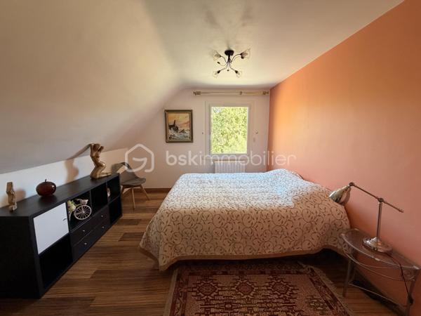 Rare à la vente sur notre secteur, cette propriété spacieuse de 233m2 offre de belles prestations sur une parcelle de plus de 14000m2 située dans la campagne de PORT-BRILLET, au calme et bien sur, sans aucun vis à vis. 
Nous commencerons la visite par  le salon-séjour lumineux de 48m2 et à la cuisine aménagée et équipée de 16m2, ces deux pièces donnant accès direct aux terrasses et au jardin. 
Nous poursuivrons la visite du rez-de-chaussée par un premier wc séparé, une chambre de 13m2 et une salle d'eau en accès pmr de 7m2 environ. 
Ensuite direction l'étage ou là encore les volumes sont tout autant spacieux. Vous découvrirez une chambre de 21m2, une autre de 15m2, une salle de bain de 6m2, un dressing, un wc séparé et une autre chambre de 22m2 avec sa mezzanine privative de 8m2 avec une vue qui surplombe les prairies ! 
Vous pensez que la visite est terminée ? Et bien nous, direction le sous-sol complet qui fait plus de 100m2 et qui cache bien des surprises .... 
En effet, vous decouvrirez une cinquième chambre qui a un accès de plain-pied à une terrasse et à un jardin, mais aussi un 3ème wc séparé, une troisième salle d'eau également et première surprise ... un sauna ! Idéal pour profiter été comme hiver et laisser place à la détente. 
Nous poursuivrons la visite du sous-sol avec la visite d'une cave de 11m2, d'une chaufferie de 4m2 et d'une buanderie de 12m2.... pour terminer par... la decouverte d'un dojo ! Une "petite" salle de sport à domicile de 40m2 avec accès direct au jardin !!! Bien entendu, vous pouvez aisément donner un autre usage à cette pièce si vous le souhaitez comme une suite parentale, un studio ou encore un local professionnel, vous avez le contenant, à vous d'en créer le contenu !
Toutes les menuiseries sont en double vitrage avec volets roulants électriques centralisés. Le mode de chauffage est une pompe à chaleur installée en Février 2025. L'ancienne chaudière gaz a été conservée pour alimentée la cuisinière gaz de la cuisine mais pourra être enlevée. En complément et pour des soirées au coin du feu, un insert bois est présent dans le salon. 
Direction les extérieurs, vous pourrez profiter en toute tranquilité de la parcelle de la maison entièrement close de 2000m2 avec ces terrasses  sans aucun vis à vis et avec vue sur la campagne. Un portail donne accès à plusieurs places de parking enrobées et à la maison et un autre portail, à la belle et rare découverte d'un joli barns composé de 3 boxes, d'une sellerie, d'un local technique et d'une autre pièce.  Le barns donne accès à une parcelle entièrement close de 12000m2 pour vos chevaux ! Alors  conquis par cette belle propriété offrant la possibilité à ses futurs propriétaires de pouvoir profiter de leurs chevaux aux portes de leur maison ? N'hésitez pas, appelez moi pour plus de renseignements et peut-être fixer une visite !
