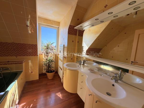 Rare à la vente sur notre secteur, cette propriété spacieuse de 233m2 offre de belles prestations sur une parcelle de plus de 14000m2 située dans la campagne de PORT-BRILLET, au calme et bien sur, sans aucun vis à vis. 
Nous commencerons la visite par  le salon-séjour lumineux de 48m2 et à la cuisine aménagée et équipée de 16m2, ces deux pièces donnant accès direct aux terrasses et au jardin. 
Nous poursuivrons la visite du rez-de-chaussée par un premier wc séparé, une chambre de 13m2 et une salle d'eau en accès pmr de 7m2 environ. 
Ensuite direction l'étage ou là encore les volumes sont tout autant spacieux. Vous découvrirez une chambre de 21m2, une autre de 15m2, une salle de bain de 6m2, un dressing, un wc séparé et une autre chambre de 22m2 avec sa mezzanine privative de 8m2 avec une vue qui surplombe les prairies ! 
Vous pensez que la visite est terminée ? Et bien nous, direction le sous-sol complet qui fait plus de 100m2 et qui cache bien des surprises .... 
En effet, vous decouvrirez une cinquième chambre qui a un accès de plain-pied à une terrasse et à un jardin, mais aussi un 3ème wc séparé, une troisième salle d'eau également et première surprise ... un sauna ! Idéal pour profiter été comme hiver et laisser place à la détente. 
Nous poursuivrons la visite du sous-sol avec la visite d'une cave de 11m2, d'une chaufferie de 4m2 et d'une buanderie de 12m2.... pour terminer par... la decouverte d'un dojo ! Une "petite" salle de sport à domicile de 40m2 avec accès direct au jardin !!! Bien entendu, vous pouvez aisément donner un autre usage à cette pièce si vous le souhaitez comme une suite parentale, un studio ou encore un local professionnel, vous avez le contenant, à vous d'en créer le contenu !
Toutes les menuiseries sont en double vitrage avec volets roulants électriques centralisés. Le mode de chauffage est une pompe à chaleur installée en Février 2025. L'ancienne chaudière gaz a été conservée pour alimentée la cuisinière gaz de la cuisine mais pourra être enlevée. En complément et pour des soirées au coin du feu, un insert bois est présent dans le salon. 
Direction les extérieurs, vous pourrez profiter en toute tranquilité de la parcelle de la maison entièrement close de 2000m2 avec ces terrasses  sans aucun vis à vis et avec vue sur la campagne. Un portail donne accès à plusieurs places de parking enrobées et à la maison et un autre portail, à la belle et rare découverte d'un joli barns composé de 3 boxes, d'une sellerie, d'un local technique et d'une autre pièce.  Le barns donne accès à une parcelle entièrement close de 12000m2 pour vos chevaux ! Alors  conquis par cette belle propriété offrant la possibilité à ses futurs propriétaires de pouvoir profiter de leurs chevaux aux portes de leur maison ? N'hésitez pas, appelez moi pour plus de renseignements et peut-être fixer une visite !