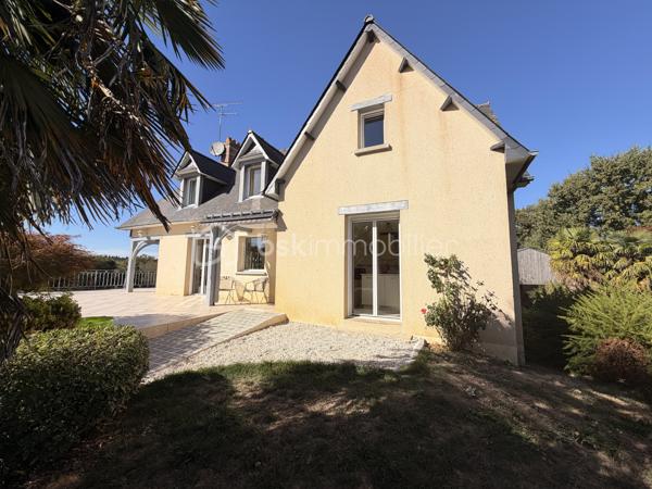 Rare à la vente sur notre secteur, cette propriété spacieuse de 233m2 offre de belles prestations sur une parcelle de plus de 14000m2 située dans la campagne de PORT-BRILLET, au calme et bien sur, sans aucun vis à vis. 
Nous commencerons la visite par  le salon-séjour lumineux de 48m2 et à la cuisine aménagée et équipée de 16m2, ces deux pièces donnant accès direct aux terrasses et au jardin. 
Nous poursuivrons la visite du rez-de-chaussée par un premier wc séparé, une chambre de 13m2 et une salle d'eau en accès pmr de 7m2 environ. 
Ensuite direction l'étage ou là encore les volumes sont tout autant spacieux. Vous découvrirez une chambre de 21m2, une autre de 15m2, une salle de bain de 6m2, un dressing, un wc séparé et une autre chambre de 22m2 avec sa mezzanine privative de 8m2 avec une vue qui surplombe les prairies ! 
Vous pensez que la visite est terminée ? Et bien nous, direction le sous-sol complet qui fait plus de 100m2 et qui cache bien des surprises .... 
En effet, vous decouvrirez une cinquième chambre qui a un accès de plain-pied à une terrasse et à un jardin, mais aussi un 3ème wc séparé, une troisième salle d'eau également et première surprise ... un sauna ! Idéal pour profiter été comme hiver et laisser place à la détente. 
Nous poursuivrons la visite du sous-sol avec la visite d'une cave de 11m2, d'une chaufferie de 4m2 et d'une buanderie de 12m2.... pour terminer par... la decouverte d'un dojo ! Une "petite" salle de sport à domicile de 40m2 avec accès direct au jardin !!! Bien entendu, vous pouvez aisément donner un autre usage à cette pièce si vous le souhaitez comme une suite parentale, un studio ou encore un local professionnel, vous avez le contenant, à vous d'en créer le contenu !
Toutes les menuiseries sont en double vitrage avec volets roulants électriques centralisés. Le mode de chauffage est une pompe à chaleur installée en Février 2025. L'ancienne chaudière gaz a été conservée pour alimentée la cuisinière gaz de la cuisine mais pourra être enlevée. En complément et pour des soirées au coin du feu, un insert bois est présent dans le salon. 
Direction les extérieurs, vous pourrez profiter en toute tranquilité de la parcelle de la maison entièrement close de 2000m2 avec ces terrasses  sans aucun vis à vis et avec vue sur la campagne. Un portail donne accès à plusieurs places de parking enrobées et à la maison et un autre portail, à la belle et rare découverte d'un joli barns composé de 3 boxes, d'une sellerie, d'un local technique et d'une autre pièce.  Le barns donne accès à une parcelle entièrement close de 12000m2 pour vos chevaux ! Alors  conquis par cette belle propriété offrant la possibilité à ses futurs propriétaires de pouvoir profiter de leurs chevaux aux portes de leur maison ? N'hésitez pas, appelez moi pour plus de renseignements et peut-être fixer une visite !