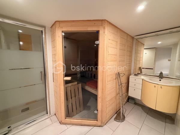 Rare à la vente sur notre secteur, cette propriété spacieuse de 233m2 offre de belles prestations sur une parcelle de plus de 14000m2 située dans la campagne de PORT-BRILLET, au calme et bien sur, sans aucun vis à vis. 
Nous commencerons la visite par  le salon-séjour lumineux de 48m2 et à la cuisine aménagée et équipée de 16m2, ces deux pièces donnant accès direct aux terrasses et au jardin. 
Nous poursuivrons la visite du rez-de-chaussée par un premier wc séparé, une chambre de 13m2 et une salle d'eau en accès pmr de 7m2 environ. 
Ensuite direction l'étage ou là encore les volumes sont tout autant spacieux. Vous découvrirez une chambre de 21m2, une autre de 15m2, une salle de bain de 6m2, un dressing, un wc séparé et une autre chambre de 22m2 avec sa mezzanine privative de 8m2 avec une vue qui surplombe les prairies ! 
Vous pensez que la visite est terminée ? Et bien nous, direction le sous-sol complet qui fait plus de 100m2 et qui cache bien des surprises .... 
En effet, vous decouvrirez une cinquième chambre qui a un accès de plain-pied à une terrasse et à un jardin, mais aussi un 3ème wc séparé, une troisième salle d'eau également et première surprise ... un sauna ! Idéal pour profiter été comme hiver et laisser place à la détente. 
Nous poursuivrons la visite du sous-sol avec la visite d'une cave de 11m2, d'une chaufferie de 4m2 et d'une buanderie de 12m2.... pour terminer par... la decouverte d'un dojo ! Une "petite" salle de sport à domicile de 40m2 avec accès direct au jardin !!! Bien entendu, vous pouvez aisément donner un autre usage à cette pièce si vous le souhaitez comme une suite parentale, un studio ou encore un local professionnel, vous avez le contenant, à vous d'en créer le contenu !
Toutes les menuiseries sont en double vitrage avec volets roulants électriques centralisés. Le mode de chauffage est une pompe à chaleur installée en Février 2025. L'ancienne chaudière gaz a été conservée pour alimentée la cuisinière gaz de la cuisine mais pourra être enlevée. En complément et pour des soirées au coin du feu, un insert bois est présent dans le salon. 
Direction les extérieurs, vous pourrez profiter en toute tranquilité de la parcelle de la maison entièrement close de 2000m2 avec ces terrasses  sans aucun vis à vis et avec vue sur la campagne. Un portail donne accès à plusieurs places de parking enrobées et à la maison et un autre portail, à la belle et rare découverte d'un joli barns composé de 3 boxes, d'une sellerie, d'un local technique et d'une autre pièce.  Le barns donne accès à une parcelle entièrement close de 12000m2 pour vos chevaux ! Alors  conquis par cette belle propriété offrant la possibilité à ses futurs propriétaires de pouvoir profiter de leurs chevaux aux portes de leur maison ? N'hésitez pas, appelez moi pour plus de renseignements et peut-être fixer une visite !