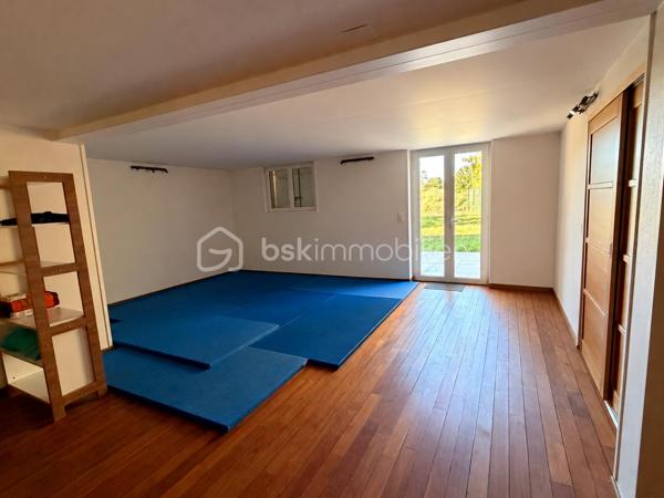 Rare à la vente sur notre secteur, cette propriété spacieuse de 233m2 offre de belles prestations sur une parcelle de plus de 14000m2 située dans la campagne de PORT-BRILLET, au calme et bien sur, sans aucun vis à vis. 
Nous commencerons la visite par  le salon-séjour lumineux de 48m2 et à la cuisine aménagée et équipée de 16m2, ces deux pièces donnant accès direct aux terrasses et au jardin. 
Nous poursuivrons la visite du rez-de-chaussée par un premier wc séparé, une chambre de 13m2 et une salle d'eau en accès pmr de 7m2 environ. 
Ensuite direction l'étage ou là encore les volumes sont tout autant spacieux. Vous découvrirez une chambre de 21m2, une autre de 15m2, une salle de bain de 6m2, un dressing, un wc séparé et une autre chambre de 22m2 avec sa mezzanine privative de 8m2 avec une vue qui surplombe les prairies ! 
Vous pensez que la visite est terminée ? Et bien nous, direction le sous-sol complet qui fait plus de 100m2 et qui cache bien des surprises .... 
En effet, vous decouvrirez une cinquième chambre qui a un accès de plain-pied à une terrasse et à un jardin, mais aussi un 3ème wc séparé, une troisième salle d'eau également et première surprise ... un sauna ! Idéal pour profiter été comme hiver et laisser place à la détente. 
Nous poursuivrons la visite du sous-sol avec la visite d'une cave de 11m2, d'une chaufferie de 4m2 et d'une buanderie de 12m2.... pour terminer par... la decouverte d'un dojo ! Une "petite" salle de sport à domicile de 40m2 avec accès direct au jardin !!! Bien entendu, vous pouvez aisément donner un autre usage à cette pièce si vous le souhaitez comme une suite parentale, un studio ou encore un local professionnel, vous avez le contenant, à vous d'en créer le contenu !
Toutes les menuiseries sont en double vitrage avec volets roulants électriques centralisés. Le mode de chauffage est une pompe à chaleur installée en Février 2025. L'ancienne chaudière gaz a été conservée pour alimentée la cuisinière gaz de la cuisine mais pourra être enlevée. En complément et pour des soirées au coin du feu, un insert bois est présent dans le salon. 
Direction les extérieurs, vous pourrez profiter en toute tranquilité de la parcelle de la maison entièrement close de 2000m2 avec ces terrasses  sans aucun vis à vis et avec vue sur la campagne. Un portail donne accès à plusieurs places de parking enrobées et à la maison et un autre portail, à la belle et rare découverte d'un joli barns composé de 3 boxes, d'une sellerie, d'un local technique et d'une autre pièce.  Le barns donne accès à une parcelle entièrement close de 12000m2 pour vos chevaux ! Alors  conquis par cette belle propriété offrant la possibilité à ses futurs propriétaires de pouvoir profiter de leurs chevaux aux portes de leur maison ? N'hésitez pas, appelez moi pour plus de renseignements et peut-être fixer une visite !