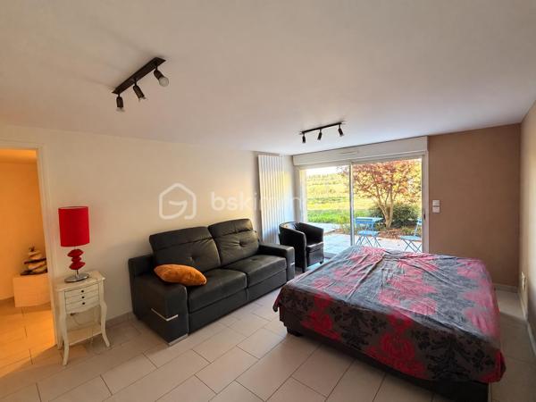 Rare à la vente sur notre secteur, cette propriété spacieuse de 233m2 offre de belles prestations sur une parcelle de plus de 14000m2 située dans la campagne de PORT-BRILLET, au calme et bien sur, sans aucun vis à vis. 
Nous commencerons la visite par  le salon-séjour lumineux de 48m2 et à la cuisine aménagée et équipée de 16m2, ces deux pièces donnant accès direct aux terrasses et au jardin. 
Nous poursuivrons la visite du rez-de-chaussée par un premier wc séparé, une chambre de 13m2 et une salle d'eau en accès pmr de 7m2 environ. 
Ensuite direction l'étage ou là encore les volumes sont tout autant spacieux. Vous découvrirez une chambre de 21m2, une autre de 15m2, une salle de bain de 6m2, un dressing, un wc séparé et une autre chambre de 22m2 avec sa mezzanine privative de 8m2 avec une vue qui surplombe les prairies ! 
Vous pensez que la visite est terminée ? Et bien nous, direction le sous-sol complet qui fait plus de 100m2 et qui cache bien des surprises .... 
En effet, vous decouvrirez une cinquième chambre qui a un accès de plain-pied à une terrasse et à un jardin, mais aussi un 3ème wc séparé, une troisième salle d'eau également et première surprise ... un sauna ! Idéal pour profiter été comme hiver et laisser place à la détente. 
Nous poursuivrons la visite du sous-sol avec la visite d'une cave de 11m2, d'une chaufferie de 4m2 et d'une buanderie de 12m2.... pour terminer par... la decouverte d'un dojo ! Une "petite" salle de sport à domicile de 40m2 avec accès direct au jardin !!! Bien entendu, vous pouvez aisément donner un autre usage à cette pièce si vous le souhaitez comme une suite parentale, un studio ou encore un local professionnel, vous avez le contenant, à vous d'en créer le contenu !
Toutes les menuiseries sont en double vitrage avec volets roulants électriques centralisés. Le mode de chauffage est une pompe à chaleur installée en Février 2025. L'ancienne chaudière gaz a été conservée pour alimentée la cuisinière gaz de la cuisine mais pourra être enlevée. En complément et pour des soirées au coin du feu, un insert bois est présent dans le salon. 
Direction les extérieurs, vous pourrez profiter en toute tranquilité de la parcelle de la maison entièrement close de 2000m2 avec ces terrasses  sans aucun vis à vis et avec vue sur la campagne. Un portail donne accès à plusieurs places de parking enrobées et à la maison et un autre portail, à la belle et rare découverte d'un joli barns composé de 3 boxes, d'une sellerie, d'un local technique et d'une autre pièce.  Le barns donne accès à une parcelle entièrement close de 12000m2 pour vos chevaux ! Alors  conquis par cette belle propriété offrant la possibilité à ses futurs propriétaires de pouvoir profiter de leurs chevaux aux portes de leur maison ? N'hésitez pas, appelez moi pour plus de renseignements et peut-être fixer une visite !