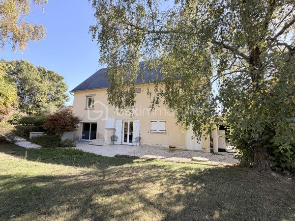 Rare à la vente sur notre secteur, cette propriété spacieuse de 233m2 offre de belles prestations sur une parcelle de plus de 14000m2 située dans la campagne de PORT-BRILLET, au calme et bien sur, sans aucun vis à vis. 
Nous commencerons la visite par  le salon-séjour lumineux de 48m2 et à la cuisine aménagée et équipée de 16m2, ces deux pièces donnant accès direct aux terrasses et au jardin. 
Nous poursuivrons la visite du rez-de-chaussée par un premier wc séparé, une chambre de 13m2 et une salle d'eau en accès pmr de 7m2 environ. 
Ensuite direction l'étage ou là encore les volumes sont tout autant spacieux. Vous découvrirez une chambre de 21m2, une autre de 15m2, une salle de bain de 6m2, un dressing, un wc séparé et une autre chambre de 22m2 avec sa mezzanine privative de 8m2 avec une vue qui surplombe les prairies ! 
Vous pensez que la visite est terminée ? Et bien nous, direction le sous-sol complet qui fait plus de 100m2 et qui cache bien des surprises .... 
En effet, vous decouvrirez une cinquième chambre qui a un accès de plain-pied à une terrasse et à un jardin, mais aussi un 3ème wc séparé, une troisième salle d'eau également et première surprise ... un sauna ! Idéal pour profiter été comme hiver et laisser place à la détente. 
Nous poursuivrons la visite du sous-sol avec la visite d'une cave de 11m2, d'une chaufferie de 4m2 et d'une buanderie de 12m2.... pour terminer par... la decouverte d'un dojo ! Une "petite" salle de sport à domicile de 40m2 avec accès direct au jardin !!! Bien entendu, vous pouvez aisément donner un autre usage à cette pièce si vous le souhaitez comme une suite parentale, un studio ou encore un local professionnel, vous avez le contenant, à vous d'en créer le contenu !
Toutes les menuiseries sont en double vitrage avec volets roulants électriques centralisés. Le mode de chauffage est une pompe à chaleur installée en Février 2025. L'ancienne chaudière gaz a été conservée pour alimentée la cuisinière gaz de la cuisine mais pourra être enlevée. En complément et pour des soirées au coin du feu, un insert bois est présent dans le salon. 
Direction les extérieurs, vous pourrez profiter en toute tranquilité de la parcelle de la maison entièrement close de 2000m2 avec ces terrasses  sans aucun vis à vis et avec vue sur la campagne. Un portail donne accès à plusieurs places de parking enrobées et à la maison et un autre portail, à la belle et rare découverte d'un joli barns composé de 3 boxes, d'une sellerie, d'un local technique et d'une autre pièce.  Le barns donne accès à une parcelle entièrement close de 12000m2 pour vos chevaux ! Alors  conquis par cette belle propriété offrant la possibilité à ses futurs propriétaires de pouvoir profiter de leurs chevaux aux portes de leur maison ? N'hésitez pas, appelez moi pour plus de renseignements et peut-être fixer une visite !