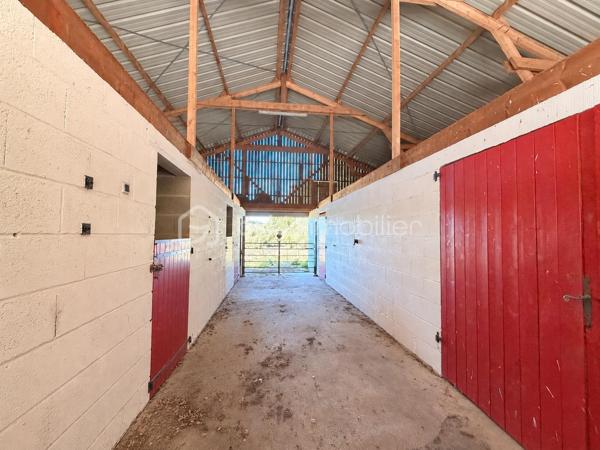 Rare à la vente sur notre secteur, cette propriété spacieuse de 233m2 offre de belles prestations sur une parcelle de plus de 14000m2 située dans la campagne de PORT-BRILLET, au calme et bien sur, sans aucun vis à vis. 
Nous commencerons la visite par  le salon-séjour lumineux de 48m2 et à la cuisine aménagée et équipée de 16m2, ces deux pièces donnant accès direct aux terrasses et au jardin. 
Nous poursuivrons la visite du rez-de-chaussée par un premier wc séparé, une chambre de 13m2 et une salle d'eau en accès pmr de 7m2 environ. 
Ensuite direction l'étage ou là encore les volumes sont tout autant spacieux. Vous découvrirez une chambre de 21m2, une autre de 15m2, une salle de bain de 6m2, un dressing, un wc séparé et une autre chambre de 22m2 avec sa mezzanine privative de 8m2 avec une vue qui surplombe les prairies ! 
Vous pensez que la visite est terminée ? Et bien nous, direction le sous-sol complet qui fait plus de 100m2 et qui cache bien des surprises .... 
En effet, vous decouvrirez une cinquième chambre qui a un accès de plain-pied à une terrasse et à un jardin, mais aussi un 3ème wc séparé, une troisième salle d'eau également et première surprise ... un sauna ! Idéal pour profiter été comme hiver et laisser place à la détente. 
Nous poursuivrons la visite du sous-sol avec la visite d'une cave de 11m2, d'une chaufferie de 4m2 et d'une buanderie de 12m2.... pour terminer par... la decouverte d'un dojo ! Une "petite" salle de sport à domicile de 40m2 avec accès direct au jardin !!! Bien entendu, vous pouvez aisément donner un autre usage à cette pièce si vous le souhaitez comme une suite parentale, un studio ou encore un local professionnel, vous avez le contenant, à vous d'en créer le contenu !
Toutes les menuiseries sont en double vitrage avec volets roulants électriques centralisés. Le mode de chauffage est une pompe à chaleur installée en Février 2025. L'ancienne chaudière gaz a été conservée pour alimentée la cuisinière gaz de la cuisine mais pourra être enlevée. En complément et pour des soirées au coin du feu, un insert bois est présent dans le salon. 
Direction les extérieurs, vous pourrez profiter en toute tranquilité de la parcelle de la maison entièrement close de 2000m2 avec ces terrasses  sans aucun vis à vis et avec vue sur la campagne. Un portail donne accès à plusieurs places de parking enrobées et à la maison et un autre portail, à la belle et rare découverte d'un joli barns composé de 3 boxes, d'une sellerie, d'un local technique et d'une autre pièce.  Le barns donne accès à une parcelle entièrement close de 12000m2 pour vos chevaux ! Alors  conquis par cette belle propriété offrant la possibilité à ses futurs propriétaires de pouvoir profiter de leurs chevaux aux portes de leur maison ? N'hésitez pas, appelez moi pour plus de renseignements et peut-être fixer une visite !