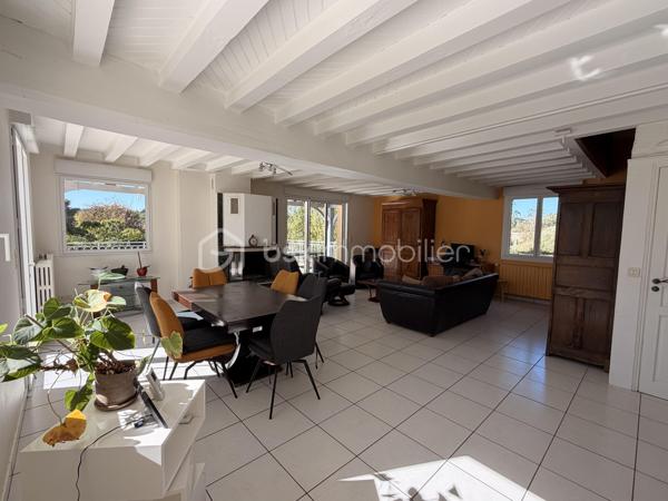 Rare à la vente sur notre secteur, cette propriété spacieuse de 233m2 offre de belles prestations sur une parcelle de plus de 14000m2 située dans la campagne de PORT-BRILLET, au calme et bien sur, sans aucun vis à vis. 
Nous commencerons la visite par  le salon-séjour lumineux de 48m2 et à la cuisine aménagée et équipée de 16m2, ces deux pièces donnant accès direct aux terrasses et au jardin. 
Nous poursuivrons la visite du rez-de-chaussée par un premier wc séparé, une chambre de 13m2 et une salle d'eau en accès pmr de 7m2 environ. 
Ensuite direction l'étage ou là encore les volumes sont tout autant spacieux. Vous découvrirez une chambre de 21m2, une autre de 15m2, une salle de bain de 6m2, un dressing, un wc séparé et une autre chambre de 22m2 avec sa mezzanine privative de 8m2 avec une vue qui surplombe les prairies ! 
Vous pensez que la visite est terminée ? Et bien nous, direction le sous-sol complet qui fait plus de 100m2 et qui cache bien des surprises .... 
En effet, vous decouvrirez une cinquième chambre qui a un accès de plain-pied à une terrasse et à un jardin, mais aussi un 3ème wc séparé, une troisième salle d'eau également et première surprise ... un sauna ! Idéal pour profiter été comme hiver et laisser place à la détente. 
Nous poursuivrons la visite du sous-sol avec la visite d'une cave de 11m2, d'une chaufferie de 4m2 et d'une buanderie de 12m2.... pour terminer par... la decouverte d'un dojo ! Une "petite" salle de sport à domicile de 40m2 avec accès direct au jardin !!! Bien entendu, vous pouvez aisément donner un autre usage à cette pièce si vous le souhaitez comme une suite parentale, un studio ou encore un local professionnel, vous avez le contenant, à vous d'en créer le contenu !
Toutes les menuiseries sont en double vitrage avec volets roulants électriques centralisés. Le mode de chauffage est une pompe à chaleur installée en Février 2025. L'ancienne chaudière gaz a été conservée pour alimentée la cuisinière gaz de la cuisine mais pourra être enlevée. En complément et pour des soirées au coin du feu, un insert bois est présent dans le salon. 
Direction les extérieurs, vous pourrez profiter en toute tranquilité de la parcelle de la maison entièrement close de 2000m2 avec ces terrasses  sans aucun vis à vis et avec vue sur la campagne. Un portail donne accès à plusieurs places de parking enrobées et à la maison et un autre portail, à la belle et rare découverte d'un joli barns composé de 3 boxes, d'une sellerie, d'un local technique et d'une autre pièce.  Le barns donne accès à une parcelle entièrement close de 12000m2 pour vos chevaux ! Alors  conquis par cette belle propriété offrant la possibilité à ses futurs propriétaires de pouvoir profiter de leurs chevaux aux portes de leur maison ? N'hésitez pas, appelez moi pour plus de renseignements et peut-être fixer une visite !