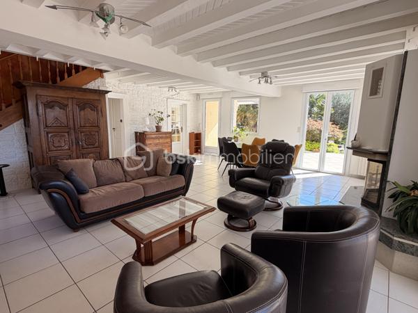 Rare à la vente sur notre secteur, cette propriété spacieuse de 233m2 offre de belles prestations sur une parcelle de plus de 14000m2 située dans la campagne de PORT-BRILLET, au calme et bien sur, sans aucun vis à vis. 
Nous commencerons la visite par  le salon-séjour lumineux de 48m2 et à la cuisine aménagée et équipée de 16m2, ces deux pièces donnant accès direct aux terrasses et au jardin. 
Nous poursuivrons la visite du rez-de-chaussée par un premier wc séparé, une chambre de 13m2 et une salle d'eau en accès pmr de 7m2 environ. 
Ensuite direction l'étage ou là encore les volumes sont tout autant spacieux. Vous découvrirez une chambre de 21m2, une autre de 15m2, une salle de bain de 6m2, un dressing, un wc séparé et une autre chambre de 22m2 avec sa mezzanine privative de 8m2 avec une vue qui surplombe les prairies ! 
Vous pensez que la visite est terminée ? Et bien nous, direction le sous-sol complet qui fait plus de 100m2 et qui cache bien des surprises .... 
En effet, vous decouvrirez une cinquième chambre qui a un accès de plain-pied à une terrasse et à un jardin, mais aussi un 3ème wc séparé, une troisième salle d'eau également et première surprise ... un sauna ! Idéal pour profiter été comme hiver et laisser place à la détente. 
Nous poursuivrons la visite du sous-sol avec la visite d'une cave de 11m2, d'une chaufferie de 4m2 et d'une buanderie de 12m2.... pour terminer par... la decouverte d'un dojo ! Une "petite" salle de sport à domicile de 40m2 avec accès direct au jardin !!! Bien entendu, vous pouvez aisément donner un autre usage à cette pièce si vous le souhaitez comme une suite parentale, un studio ou encore un local professionnel, vous avez le contenant, à vous d'en créer le contenu !
Toutes les menuiseries sont en double vitrage avec volets roulants électriques centralisés. Le mode de chauffage est une pompe à chaleur installée en Février 2025. L'ancienne chaudière gaz a été conservée pour alimentée la cuisinière gaz de la cuisine mais pourra être enlevée. En complément et pour des soirées au coin du feu, un insert bois est présent dans le salon. 
Direction les extérieurs, vous pourrez profiter en toute tranquilité de la parcelle de la maison entièrement close de 2000m2 avec ces terrasses  sans aucun vis à vis et avec vue sur la campagne. Un portail donne accès à plusieurs places de parking enrobées et à la maison et un autre portail, à la belle et rare découverte d'un joli barns composé de 3 boxes, d'une sellerie, d'un local technique et d'une autre pièce.  Le barns donne accès à une parcelle entièrement close de 12000m2 pour vos chevaux ! Alors  conquis par cette belle propriété offrant la possibilité à ses futurs propriétaires de pouvoir profiter de leurs chevaux aux portes de leur maison ? N'hésitez pas, appelez moi pour plus de renseignements et peut-être fixer une visite !
