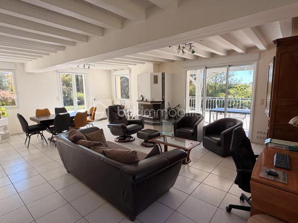 Rare à la vente sur notre secteur, cette propriété spacieuse de 233m2 offre de belles prestations sur une parcelle de plus de 14000m2 située dans la campagne de PORT-BRILLET, au calme et bien sur, sans aucun vis à vis. 
Nous commencerons la visite par  le salon-séjour lumineux de 48m2 et à la cuisine aménagée et équipée de 16m2, ces deux pièces donnant accès direct aux terrasses et au jardin. 
Nous poursuivrons la visite du rez-de-chaussée par un premier wc séparé, une chambre de 13m2 et une salle d'eau en accès pmr de 7m2 environ. 
Ensuite direction l'étage ou là encore les volumes sont tout autant spacieux. Vous découvrirez une chambre de 21m2, une autre de 15m2, une salle de bain de 6m2, un dressing, un wc séparé et une autre chambre de 22m2 avec sa mezzanine privative de 8m2 avec une vue qui surplombe les prairies ! 
Vous pensez que la visite est terminée ? Et bien nous, direction le sous-sol complet qui fait plus de 100m2 et qui cache bien des surprises .... 
En effet, vous decouvrirez une cinquième chambre qui a un accès de plain-pied à une terrasse et à un jardin, mais aussi un 3ème wc séparé, une troisième salle d'eau également et première surprise ... un sauna ! Idéal pour profiter été comme hiver et laisser place à la détente. 
Nous poursuivrons la visite du sous-sol avec la visite d'une cave de 11m2, d'une chaufferie de 4m2 et d'une buanderie de 12m2.... pour terminer par... la decouverte d'un dojo ! Une "petite" salle de sport à domicile de 40m2 avec accès direct au jardin !!! Bien entendu, vous pouvez aisément donner un autre usage à cette pièce si vous le souhaitez comme une suite parentale, un studio ou encore un local professionnel, vous avez le contenant, à vous d'en créer le contenu !
Toutes les menuiseries sont en double vitrage avec volets roulants électriques centralisés. Le mode de chauffage est une pompe à chaleur installée en Février 2025. L'ancienne chaudière gaz a été conservée pour alimentée la cuisinière gaz de la cuisine mais pourra être enlevée. En complément et pour des soirées au coin du feu, un insert bois est présent dans le salon. 
Direction les extérieurs, vous pourrez profiter en toute tranquilité de la parcelle de la maison entièrement close de 2000m2 avec ces terrasses  sans aucun vis à vis et avec vue sur la campagne. Un portail donne accès à plusieurs places de parking enrobées et à la maison et un autre portail, à la belle et rare découverte d'un joli barns composé de 3 boxes, d'une sellerie, d'un local technique et d'une autre pièce.  Le barns donne accès à une parcelle entièrement close de 12000m2 pour vos chevaux ! Alors  conquis par cette belle propriété offrant la possibilité à ses futurs propriétaires de pouvoir profiter de leurs chevaux aux portes de leur maison ? N'hésitez pas, appelez moi pour plus de renseignements et peut-être fixer une visite !
