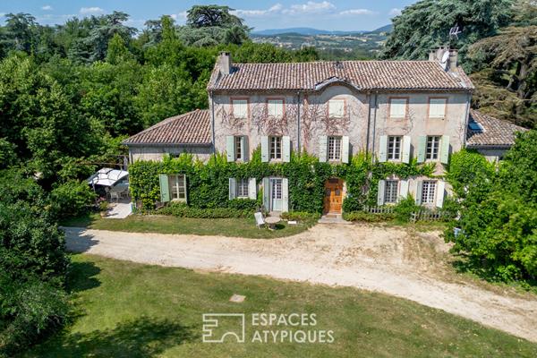 En Ardèche Verte, un manoir discret dans un cadre bucolique.