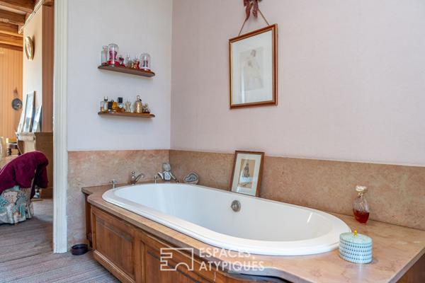 En Ardèche Verte, un manoir discret dans un cadre bucolique.