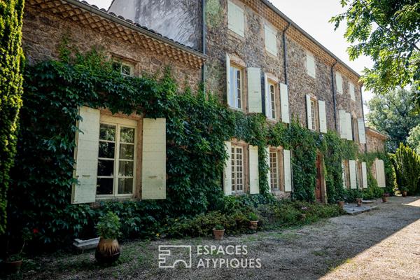 En Ardèche Verte, un manoir discret dans un cadre bucolique.