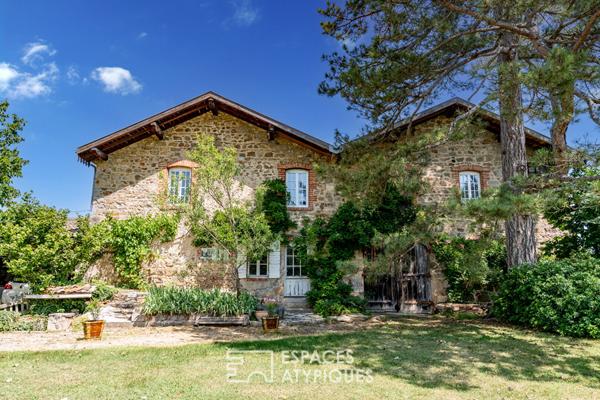 En Ardèche Verte, un manoir discret dans un cadre bucolique.