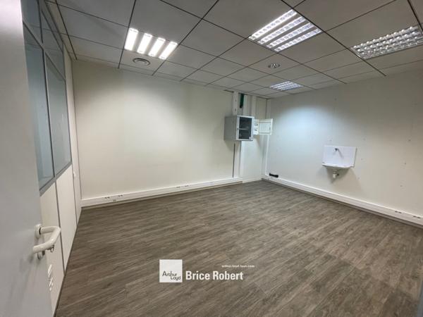 Bureaux à louer à Champagne-au-Mont-d'Or au sein d’un parc sécurisé et verdoyant