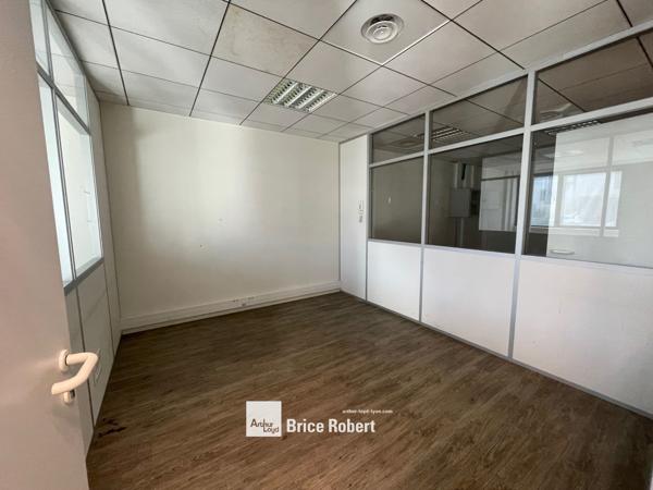 Bureaux à louer à Champagne-au-Mont-d'Or au sein d’un parc sécurisé et verdoyant