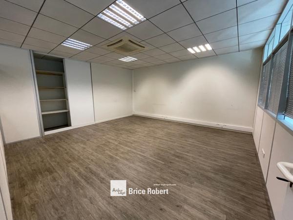 Bureaux à louer à Champagne-au-Mont-d'Or au sein d’un parc sécurisé et verdoyant