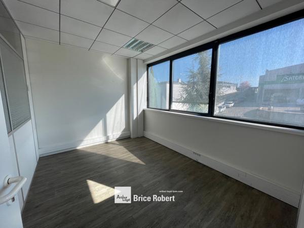 Bureaux à louer à Champagne-au-Mont-d'Or au sein d’un parc sécurisé et verdoyant