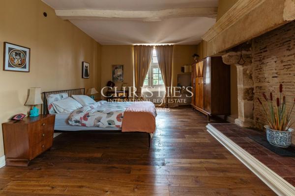 Splendide maison de village médiévale : résidence principale et maison de gardien