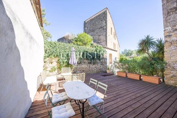 Splendide maison de village médiévale : résidence principale et maison de gardien