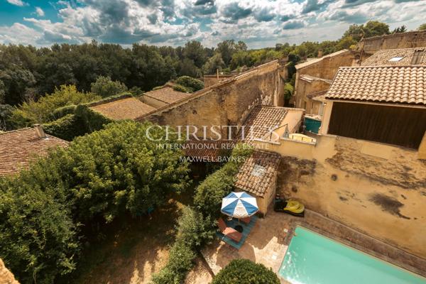 Splendide maison de village médiévale : résidence principale et maison de gardien