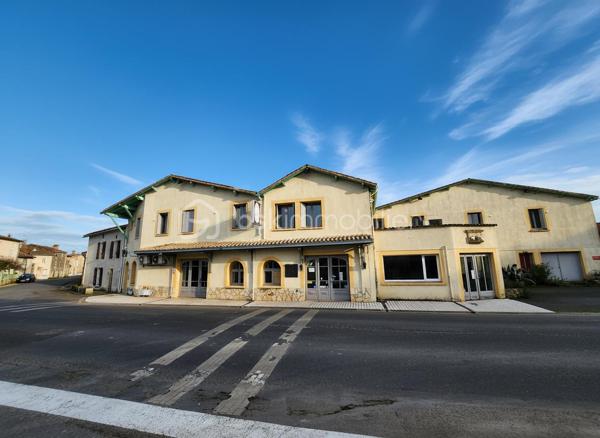 Idéal investisseur – Projet locatif, division, stockage ou activité professionnelle

Situé à CHENAY, cet ensemble immobilier offre un fort potentiel de rentabilité et de réaménagement grâce à ses volumes importants, ses accès pratiques et sa bonne visibilité.

L’ensemble se compose  :

Bâtiment principal (env. 830 m²) :
Ancienne auberge offrant de nombreuses possibilités d’exploitation :

* 11 chambres avec salle d’eau privative et WC séparés.
* Entrée salle de 60m² 
* Grande salle de réception de 80m² avec BAR
* Cuisine professionnelle avec plonge 55m²
* Trois chambres froides.
* Nombreux espaces de stockage et pièces annexes.

Le bâtiment est équipé d’un chauffage par pompe à chaleur installé en 2015, avec complément fioul.

Fort potentiel d’investissement :
Ce bien peut convenir à différents projets :

* Création de plusieurs logements locatifs.
* Division en immeuble de rapport.
* Espaces de stockage ou box.
* Ateliers artisanaux ou professionnels.
* Activité commerciale ou mixte habitation/professionnel.
* Projet touristique ou événementiel.

Les volumes existants permettent d’envisager de multiples aménagements selon votre projet.

Extérieurs :
Grand parking facilitant l’accès et le stationnement.
Bonne visibilité et accès pratiques pour activité professionnelle ou locative.

Un bien rare offrant de nombreuses possibilités de valorisation après travaux.

Dossier complet et renseignements complémentaires sur demande.
Visites uniquement sur rendez-vous.