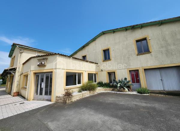Idéal investisseur – Projet locatif, division, stockage ou activité professionnelle

Situé à CHENAY, cet ensemble immobilier offre un fort potentiel de rentabilité et de réaménagement grâce à ses volumes importants, ses accès pratiques et sa bonne visibilité.

L’ensemble se compose  :

Bâtiment principal (env. 830 m²) :
Ancienne auberge offrant de nombreuses possibilités d’exploitation :

* 11 chambres avec salle d’eau privative et WC séparés.
* Entrée salle de 60m² 
* Grande salle de réception de 80m² avec BAR
* Cuisine professionnelle avec plonge 55m²
* Trois chambres froides.
* Nombreux espaces de stockage et pièces annexes.

Le bâtiment est équipé d’un chauffage par pompe à chaleur installé en 2015, avec complément fioul.

Fort potentiel d’investissement :
Ce bien peut convenir à différents projets :

* Création de plusieurs logements locatifs.
* Division en immeuble de rapport.
* Espaces de stockage ou box.
* Ateliers artisanaux ou professionnels.
* Activité commerciale ou mixte habitation/professionnel.
* Projet touristique ou événementiel.

Les volumes existants permettent d’envisager de multiples aménagements selon votre projet.

Extérieurs :
Grand parking facilitant l’accès et le stationnement.
Bonne visibilité et accès pratiques pour activité professionnelle ou locative.

Un bien rare offrant de nombreuses possibilités de valorisation après travaux.

Dossier complet et renseignements complémentaires sur demande.
Visites uniquement sur rendez-vous.