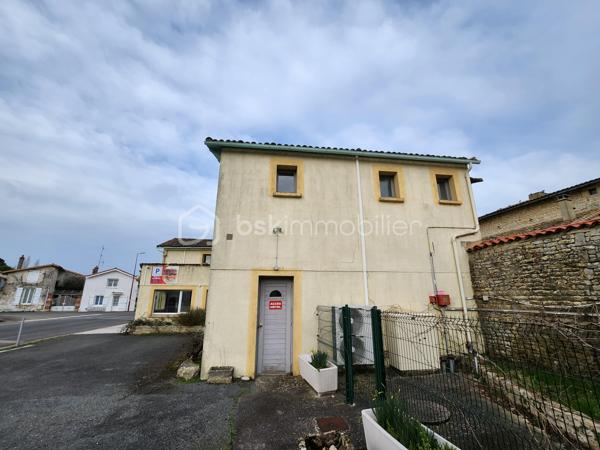 Idéal investisseur – Projet locatif, division, stockage ou activité professionnelle

Situé à CHENAY, cet ensemble immobilier offre un fort potentiel de rentabilité et de réaménagement grâce à ses volumes importants, ses accès pratiques et sa bonne visibilité.

L’ensemble se compose  :

Bâtiment principal (env. 830 m²) :
Ancienne auberge offrant de nombreuses possibilités d’exploitation :

* 11 chambres avec salle d’eau privative et WC séparés.
* Entrée salle de 60m² 
* Grande salle de réception de 80m² avec BAR
* Cuisine professionnelle avec plonge 55m²
* Trois chambres froides.
* Nombreux espaces de stockage et pièces annexes.

Le bâtiment est équipé d’un chauffage par pompe à chaleur installé en 2015, avec complément fioul.

Fort potentiel d’investissement :
Ce bien peut convenir à différents projets :

* Création de plusieurs logements locatifs.
* Division en immeuble de rapport.
* Espaces de stockage ou box.
* Ateliers artisanaux ou professionnels.
* Activité commerciale ou mixte habitation/professionnel.
* Projet touristique ou événementiel.

Les volumes existants permettent d’envisager de multiples aménagements selon votre projet.

Extérieurs :
Grand parking facilitant l’accès et le stationnement.
Bonne visibilité et accès pratiques pour activité professionnelle ou locative.

Un bien rare offrant de nombreuses possibilités de valorisation après travaux.

Dossier complet et renseignements complémentaires sur demande.
Visites uniquement sur rendez-vous.