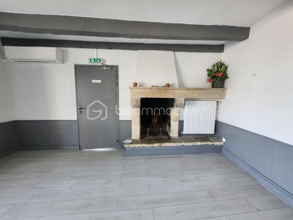 Idéal investisseur – Projet locatif, division, stockage ou activité professionnelle

Situé à CHENAY, cet ensemble immobilier offre un fort potentiel de rentabilité et de réaménagement grâce à ses volumes importants, ses accès pratiques et sa bonne visibilité.

L’ensemble se compose  :

Bâtiment principal (env. 830 m²) :
Ancienne auberge offrant de nombreuses possibilités d’exploitation :

* 11 chambres avec salle d’eau privative et WC séparés.
* Entrée salle de 60m² 
* Grande salle de réception de 80m² avec BAR
* Cuisine professionnelle avec plonge 55m²
* Trois chambres froides.
* Nombreux espaces de stockage et pièces annexes.

Le bâtiment est équipé d’un chauffage par pompe à chaleur installé en 2015, avec complément fioul.

Fort potentiel d’investissement :
Ce bien peut convenir à différents projets :

* Création de plusieurs logements locatifs.
* Division en immeuble de rapport.
* Espaces de stockage ou box.
* Ateliers artisanaux ou professionnels.
* Activité commerciale ou mixte habitation/professionnel.
* Projet touristique ou événementiel.

Les volumes existants permettent d’envisager de multiples aménagements selon votre projet.

Extérieurs :
Grand parking facilitant l’accès et le stationnement.
Bonne visibilité et accès pratiques pour activité professionnelle ou locative.

Un bien rare offrant de nombreuses possibilités de valorisation après travaux.

Dossier complet et renseignements complémentaires sur demande.
Visites uniquement sur rendez-vous.