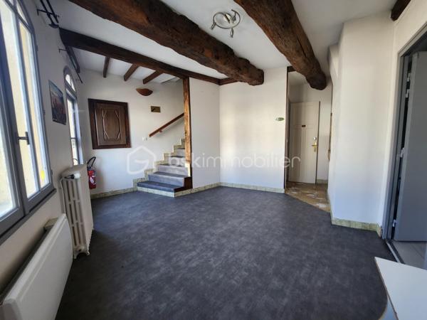 Idéal investisseur – Projet locatif, division, stockage ou activité professionnelle

Situé à CHENAY, cet ensemble immobilier offre un fort potentiel de rentabilité et de réaménagement grâce à ses volumes importants, ses accès pratiques et sa bonne visibilité.

L’ensemble se compose  :

Bâtiment principal (env. 830 m²) :
Ancienne auberge offrant de nombreuses possibilités d’exploitation :

* 11 chambres avec salle d’eau privative et WC séparés.
* Entrée salle de 60m² 
* Grande salle de réception de 80m² avec BAR
* Cuisine professionnelle avec plonge 55m²
* Trois chambres froides.
* Nombreux espaces de stockage et pièces annexes.

Le bâtiment est équipé d’un chauffage par pompe à chaleur installé en 2015, avec complément fioul.

Fort potentiel d’investissement :
Ce bien peut convenir à différents projets :

* Création de plusieurs logements locatifs.
* Division en immeuble de rapport.
* Espaces de stockage ou box.
* Ateliers artisanaux ou professionnels.
* Activité commerciale ou mixte habitation/professionnel.
* Projet touristique ou événementiel.

Les volumes existants permettent d’envisager de multiples aménagements selon votre projet.

Extérieurs :
Grand parking facilitant l’accès et le stationnement.
Bonne visibilité et accès pratiques pour activité professionnelle ou locative.

Un bien rare offrant de nombreuses possibilités de valorisation après travaux.

Dossier complet et renseignements complémentaires sur demande.
Visites uniquement sur rendez-vous.