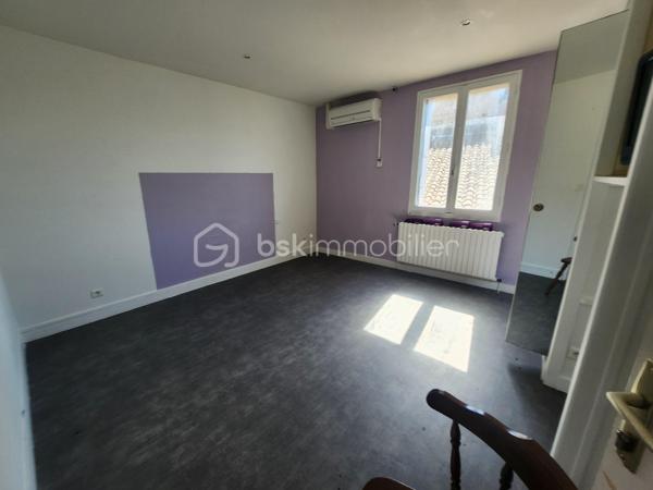 Idéal investisseur – Projet locatif, division, stockage ou activité professionnelle

Situé à CHENAY, cet ensemble immobilier offre un fort potentiel de rentabilité et de réaménagement grâce à ses volumes importants, ses accès pratiques et sa bonne visibilité.

L’ensemble se compose  :

Bâtiment principal (env. 830 m²) :
Ancienne auberge offrant de nombreuses possibilités d’exploitation :

* 11 chambres avec salle d’eau privative et WC séparés.
* Entrée salle de 60m² 
* Grande salle de réception de 80m² avec BAR
* Cuisine professionnelle avec plonge 55m²
* Trois chambres froides.
* Nombreux espaces de stockage et pièces annexes.

Le bâtiment est équipé d’un chauffage par pompe à chaleur installé en 2015, avec complément fioul.

Fort potentiel d’investissement :
Ce bien peut convenir à différents projets :

* Création de plusieurs logements locatifs.
* Division en immeuble de rapport.
* Espaces de stockage ou box.
* Ateliers artisanaux ou professionnels.
* Activité commerciale ou mixte habitation/professionnel.
* Projet touristique ou événementiel.

Les volumes existants permettent d’envisager de multiples aménagements selon votre projet.

Extérieurs :
Grand parking facilitant l’accès et le stationnement.
Bonne visibilité et accès pratiques pour activité professionnelle ou locative.

Un bien rare offrant de nombreuses possibilités de valorisation après travaux.

Dossier complet et renseignements complémentaires sur demande.
Visites uniquement sur rendez-vous.