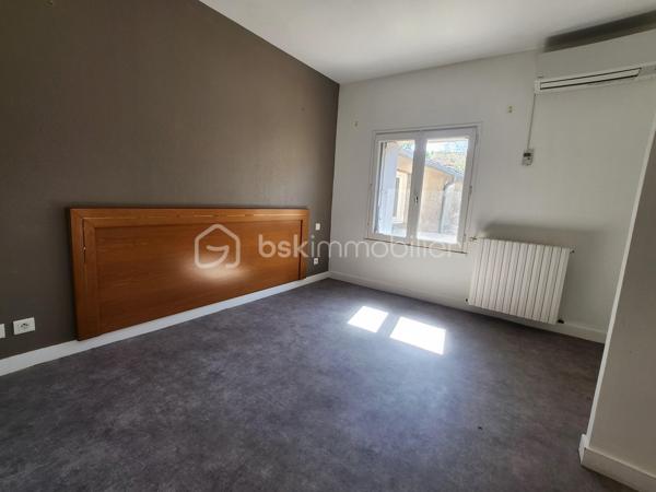 Idéal investisseur – Projet locatif, division, stockage ou activité professionnelle

Situé à CHENAY, cet ensemble immobilier offre un fort potentiel de rentabilité et de réaménagement grâce à ses volumes importants, ses accès pratiques et sa bonne visibilité.

L’ensemble se compose  :

Bâtiment principal (env. 830 m²) :
Ancienne auberge offrant de nombreuses possibilités d’exploitation :

* 11 chambres avec salle d’eau privative et WC séparés.
* Entrée salle de 60m² 
* Grande salle de réception de 80m² avec BAR
* Cuisine professionnelle avec plonge 55m²
* Trois chambres froides.
* Nombreux espaces de stockage et pièces annexes.

Le bâtiment est équipé d’un chauffage par pompe à chaleur installé en 2015, avec complément fioul.

Fort potentiel d’investissement :
Ce bien peut convenir à différents projets :

* Création de plusieurs logements locatifs.
* Division en immeuble de rapport.
* Espaces de stockage ou box.
* Ateliers artisanaux ou professionnels.
* Activité commerciale ou mixte habitation/professionnel.
* Projet touristique ou événementiel.

Les volumes existants permettent d’envisager de multiples aménagements selon votre projet.

Extérieurs :
Grand parking facilitant l’accès et le stationnement.
Bonne visibilité et accès pratiques pour activité professionnelle ou locative.

Un bien rare offrant de nombreuses possibilités de valorisation après travaux.

Dossier complet et renseignements complémentaires sur demande.
Visites uniquement sur rendez-vous.