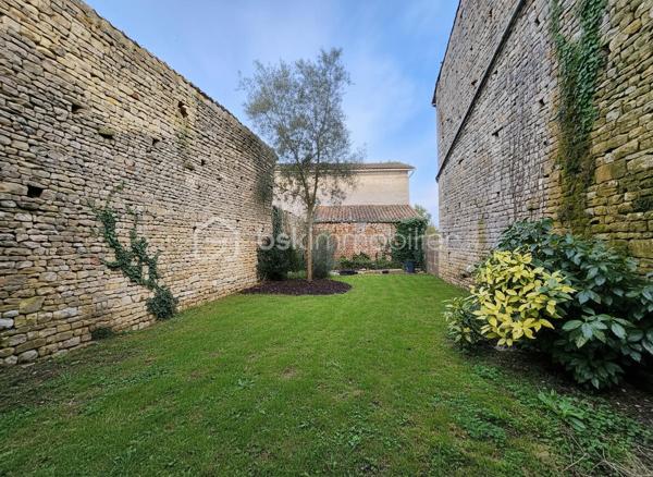Idéal investisseur – Projet locatif, division, stockage ou activité professionnelle

Situé à CHENAY, cet ensemble immobilier offre un fort potentiel de rentabilité et de réaménagement grâce à ses volumes importants, ses accès pratiques et sa bonne visibilité.

L’ensemble se compose  :

Bâtiment principal (env. 830 m²) :
Ancienne auberge offrant de nombreuses possibilités d’exploitation :

* 11 chambres avec salle d’eau privative et WC séparés.
* Entrée salle de 60m² 
* Grande salle de réception de 80m² avec BAR
* Cuisine professionnelle avec plonge 55m²
* Trois chambres froides.
* Nombreux espaces de stockage et pièces annexes.

Le bâtiment est équipé d’un chauffage par pompe à chaleur installé en 2015, avec complément fioul.

Fort potentiel d’investissement :
Ce bien peut convenir à différents projets :

* Création de plusieurs logements locatifs.
* Division en immeuble de rapport.
* Espaces de stockage ou box.
* Ateliers artisanaux ou professionnels.
* Activité commerciale ou mixte habitation/professionnel.
* Projet touristique ou événementiel.

Les volumes existants permettent d’envisager de multiples aménagements selon votre projet.

Extérieurs :
Grand parking facilitant l’accès et le stationnement.
Bonne visibilité et accès pratiques pour activité professionnelle ou locative.

Un bien rare offrant de nombreuses possibilités de valorisation après travaux.

Dossier complet et renseignements complémentaires sur demande.
Visites uniquement sur rendez-vous.