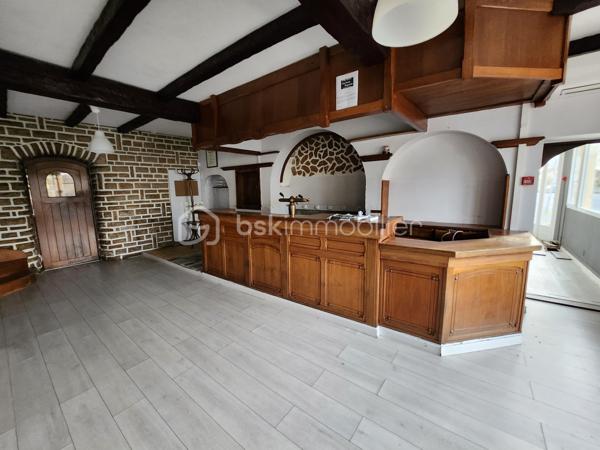 Idéal investisseur – Projet locatif, division, stockage ou activité professionnelle

Situé à CHENAY, cet ensemble immobilier offre un fort potentiel de rentabilité et de réaménagement grâce à ses volumes importants, ses accès pratiques et sa bonne visibilité.

L’ensemble se compose  :

Bâtiment principal (env. 830 m²) :
Ancienne auberge offrant de nombreuses possibilités d’exploitation :

* 11 chambres avec salle d’eau privative et WC séparés.
* Entrée salle de 60m² 
* Grande salle de réception de 80m² avec BAR
* Cuisine professionnelle avec plonge 55m²
* Trois chambres froides.
* Nombreux espaces de stockage et pièces annexes.

Le bâtiment est équipé d’un chauffage par pompe à chaleur installé en 2015, avec complément fioul.

Fort potentiel d’investissement :
Ce bien peut convenir à différents projets :

* Création de plusieurs logements locatifs.
* Division en immeuble de rapport.
* Espaces de stockage ou box.
* Ateliers artisanaux ou professionnels.
* Activité commerciale ou mixte habitation/professionnel.
* Projet touristique ou événementiel.

Les volumes existants permettent d’envisager de multiples aménagements selon votre projet.

Extérieurs :
Grand parking facilitant l’accès et le stationnement.
Bonne visibilité et accès pratiques pour activité professionnelle ou locative.

Un bien rare offrant de nombreuses possibilités de valorisation après travaux.

Dossier complet et renseignements complémentaires sur demande.
Visites uniquement sur rendez-vous.