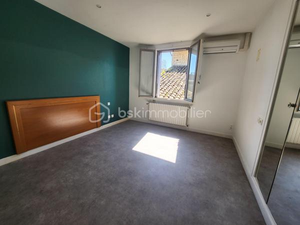 Idéal investisseur – Projet locatif, division, stockage ou activité professionnelle

Situé à CHENAY, cet ensemble immobilier offre un fort potentiel de rentabilité et de réaménagement grâce à ses volumes importants, ses accès pratiques et sa bonne visibilité.

L’ensemble se compose  :

Bâtiment principal (env. 830 m²) :
Ancienne auberge offrant de nombreuses possibilités d’exploitation :

* 11 chambres avec salle d’eau privative et WC séparés.
* Entrée salle de 60m² 
* Grande salle de réception de 80m² avec BAR
* Cuisine professionnelle avec plonge 55m²
* Trois chambres froides.
* Nombreux espaces de stockage et pièces annexes.

Le bâtiment est équipé d’un chauffage par pompe à chaleur installé en 2015, avec complément fioul.

Fort potentiel d’investissement :
Ce bien peut convenir à différents projets :

* Création de plusieurs logements locatifs.
* Division en immeuble de rapport.
* Espaces de stockage ou box.
* Ateliers artisanaux ou professionnels.
* Activité commerciale ou mixte habitation/professionnel.
* Projet touristique ou événementiel.

Les volumes existants permettent d’envisager de multiples aménagements selon votre projet.

Extérieurs :
Grand parking facilitant l’accès et le stationnement.
Bonne visibilité et accès pratiques pour activité professionnelle ou locative.

Un bien rare offrant de nombreuses possibilités de valorisation après travaux.

Dossier complet et renseignements complémentaires sur demande.
Visites uniquement sur rendez-vous.