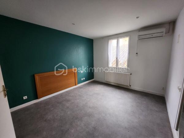 Idéal investisseur – Projet locatif, division, stockage ou activité professionnelle

Situé à CHENAY, cet ensemble immobilier offre un fort potentiel de rentabilité et de réaménagement grâce à ses volumes importants, ses accès pratiques et sa bonne visibilité.

L’ensemble se compose  :

Bâtiment principal (env. 830 m²) :
Ancienne auberge offrant de nombreuses possibilités d’exploitation :

* 11 chambres avec salle d’eau privative et WC séparés.
* Entrée salle de 60m² 
* Grande salle de réception de 80m² avec BAR
* Cuisine professionnelle avec plonge 55m²
* Trois chambres froides.
* Nombreux espaces de stockage et pièces annexes.

Le bâtiment est équipé d’un chauffage par pompe à chaleur installé en 2015, avec complément fioul.

Fort potentiel d’investissement :
Ce bien peut convenir à différents projets :

* Création de plusieurs logements locatifs.
* Division en immeuble de rapport.
* Espaces de stockage ou box.
* Ateliers artisanaux ou professionnels.
* Activité commerciale ou mixte habitation/professionnel.
* Projet touristique ou événementiel.

Les volumes existants permettent d’envisager de multiples aménagements selon votre projet.

Extérieurs :
Grand parking facilitant l’accès et le stationnement.
Bonne visibilité et accès pratiques pour activité professionnelle ou locative.

Un bien rare offrant de nombreuses possibilités de valorisation après travaux.

Dossier complet et renseignements complémentaires sur demande.
Visites uniquement sur rendez-vous.