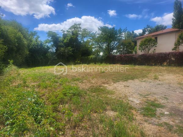 🌟 Terrain à bâtir de 770 m² à Périgueux 🌟

📍 Un emplacement rare, entre tranquillité et vie urbaine, idéal pour concrétiser votre projet de construction.

🏡 Découvrez ce magnifique terrain plat de 770 m² situé à Périgueux, offrant un cadre de vie privilégié. Vous profiterez du calme d’un environnement résidentiel tout en restant à proximité immédiate des commerces, des transports en commun et des principales commodités.

📐 770 m²
✨ Belle surface exploitable pour votre future construction.

🏘️ Division possible
✨ Le terrain offre la possibilité d’être divisé en deux lots.

☀️ Exposition agréable
✨ Très belle exposition pour un cadre de vie lumineux et agréable toute l’année.

🛍️ Commodités à proximité
✨ Bus, centre commercial et services accessibles rapidement.

🌿 Les points forts :
✔️ Terrain plat, facile à aménager
✔️ Possibilité de division en deux parcelles
✔️ Excellente exposition
✔️ Environnement calme
✔️ Proche des bus, commerces et services

💎 Périgueux — un emplacement recherché

🌳 Bénéficiez des atouts de la ville tout en profitant d’un cadre paisible, idéal pour une résidence principale, un projet familial ou un investissement.

🚀 Une opportunité rare à Périgueux à découvrir sans tarder !