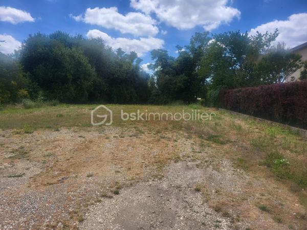 🌟 Terrain à bâtir de 770 m² à Périgueux 🌟

📍 Un emplacement rare, entre tranquillité et vie urbaine, idéal pour concrétiser votre projet de construction.

🏡 Découvrez ce magnifique terrain plat de 770 m² situé à Périgueux, offrant un cadre de vie privilégié. Vous profiterez du calme d’un environnement résidentiel tout en restant à proximité immédiate des commerces, des transports en commun et des principales commodités.

📐 770 m²
✨ Belle surface exploitable pour votre future construction.

🏘️ Division possible
✨ Le terrain offre la possibilité d’être divisé en deux lots.

☀️ Exposition agréable
✨ Très belle exposition pour un cadre de vie lumineux et agréable toute l’année.

🛍️ Commodités à proximité
✨ Bus, centre commercial et services accessibles rapidement.

🌿 Les points forts :
✔️ Terrain plat, facile à aménager
✔️ Possibilité de division en deux parcelles
✔️ Excellente exposition
✔️ Environnement calme
✔️ Proche des bus, commerces et services

💎 Périgueux — un emplacement recherché

🌳 Bénéficiez des atouts de la ville tout en profitant d’un cadre paisible, idéal pour une résidence principale, un projet familial ou un investissement.

🚀 Une opportunité rare à Périgueux à découvrir sans tarder !