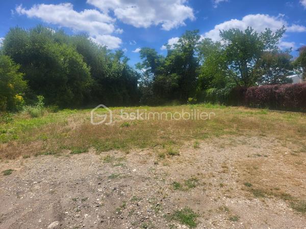 🌟 Terrain à bâtir de 770 m² à Périgueux 🌟

📍 Un emplacement rare, entre tranquillité et vie urbaine, idéal pour concrétiser votre projet de construction.

🏡 Découvrez ce magnifique terrain plat de 770 m² situé à Périgueux, offrant un cadre de vie privilégié. Vous profiterez du calme d’un environnement résidentiel tout en restant à proximité immédiate des commerces, des transports en commun et des principales commodités.

📐 770 m²
✨ Belle surface exploitable pour votre future construction.

🏘️ Division possible
✨ Le terrain offre la possibilité d’être divisé en deux lots.

☀️ Exposition agréable
✨ Très belle exposition pour un cadre de vie lumineux et agréable toute l’année.

🛍️ Commodités à proximité
✨ Bus, centre commercial et services accessibles rapidement.

🌿 Les points forts :
✔️ Terrain plat, facile à aménager
✔️ Possibilité de division en deux parcelles
✔️ Excellente exposition
✔️ Environnement calme
✔️ Proche des bus, commerces et services

💎 Périgueux — un emplacement recherché

🌳 Bénéficiez des atouts de la ville tout en profitant d’un cadre paisible, idéal pour une résidence principale, un projet familial ou un investissement.

🚀 Une opportunité rare à Périgueux à découvrir sans tarder !